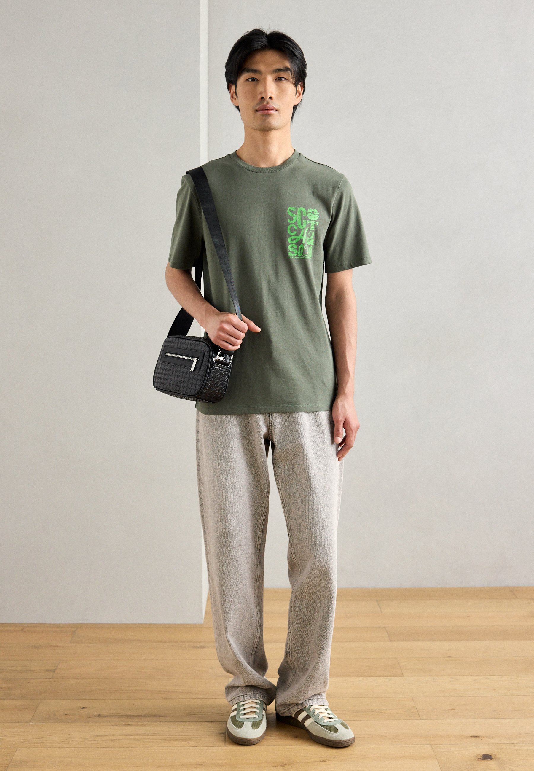 Scotch & Soda REGULAR FIT LOGO OP DE LINKERBORST - T-shirt met print - tijm