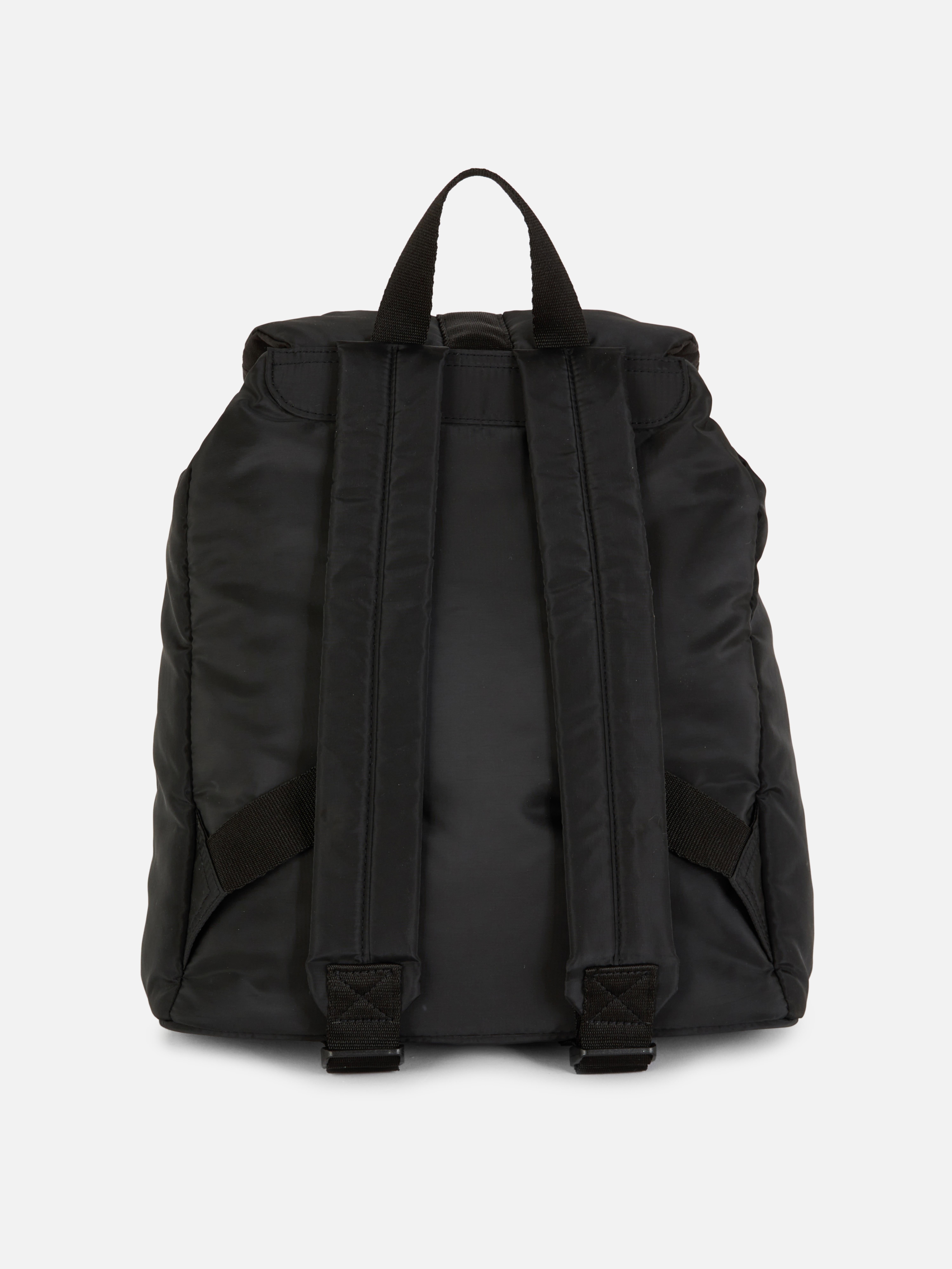 Gepolsterter Rucksack mit mehreren Fächern. Ein leicht gepolsterter Rucksack mit zwei Außentaschen und verstellbaren Schultergurten.