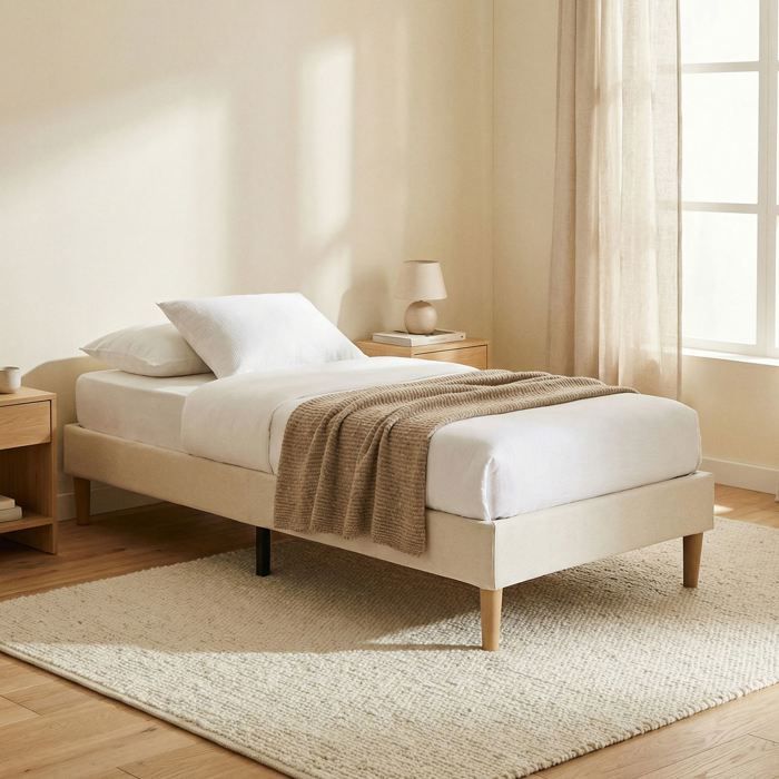Base de cama tapizada PAIMPOL de 90 x 190 cm, estructura de madera y tapizado de tela blanco crema, estructura de cama con patas.