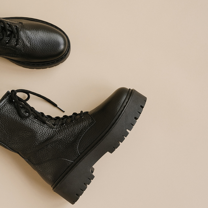 Boots à plateformes et lacets  en cuir grainé noir