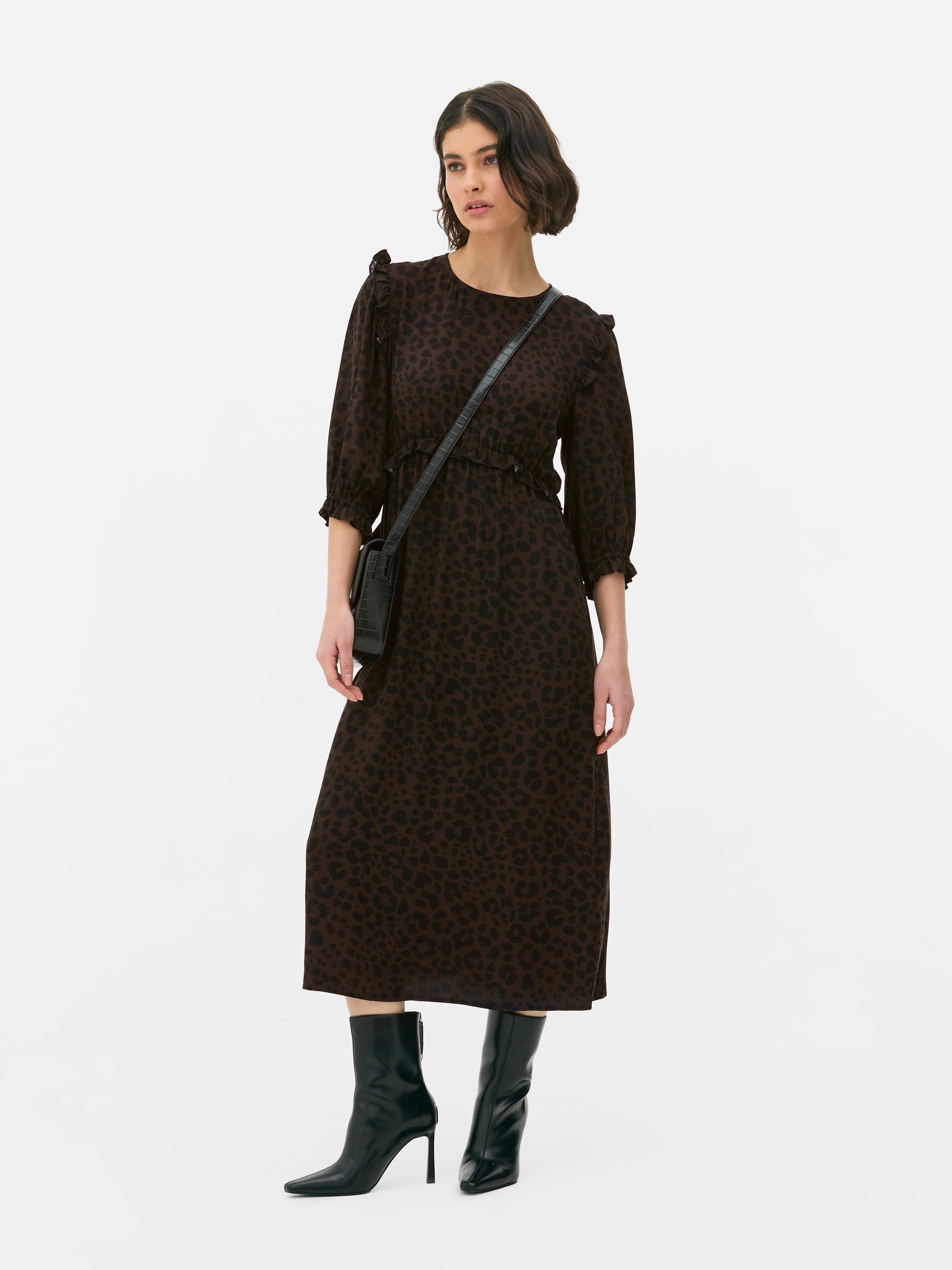 Rochie midi cu volane Această rochie midi cu imprimeu este perfectă pentru iubitoarele de volane