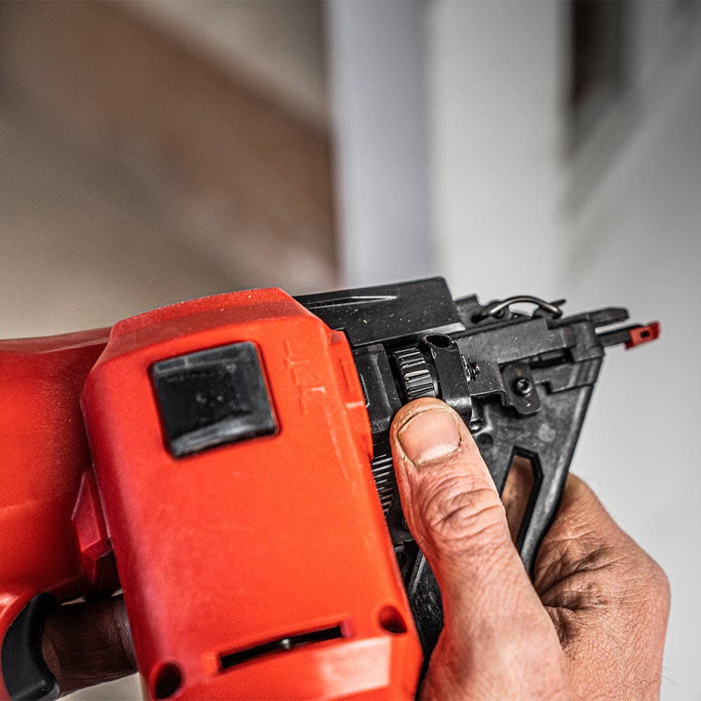 Pregador pneumático de acabamento Milwaukee Fuel 18V, calibre 16, ângulo reto de 20 graus, modelo M18FN16GA-0C