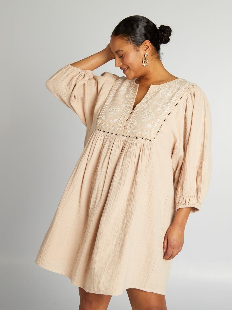 Vestido curto com mangas 3/4 - BEGE