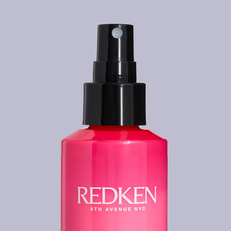 Redken Thermal Spray is een beschermende stylingspray voor het haar die bescherming biedt tegen hoge temperaturen.