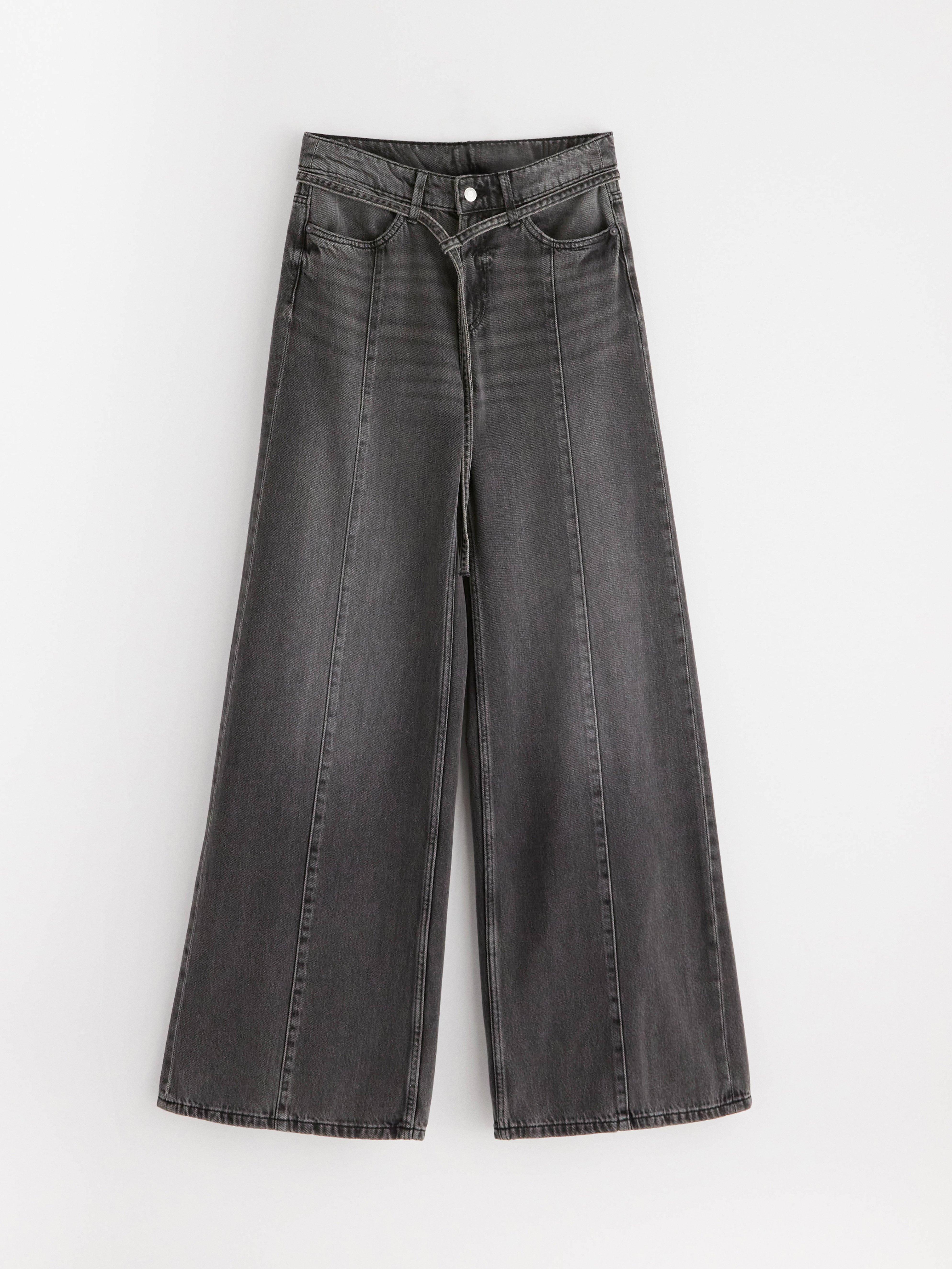 Pantalones vaqueros anchos con pierna extralarga, color negro.