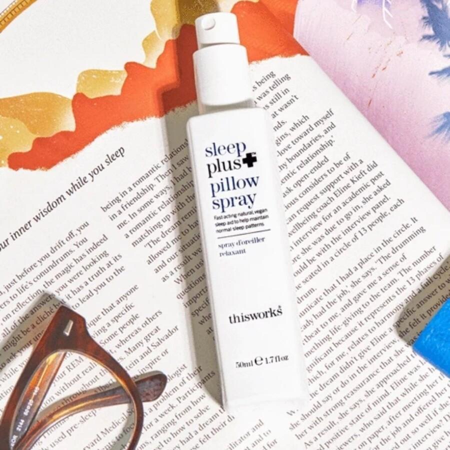 „This Works“ pagalvių purškiklis „Sleep Plus“ pagalvių purškiklis – 50 ml