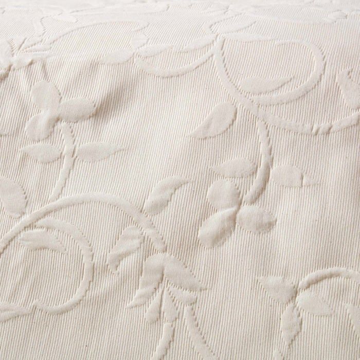 Colcha acolchada color crema con estampado floral arabesco en relieve - 260 x 260 cm