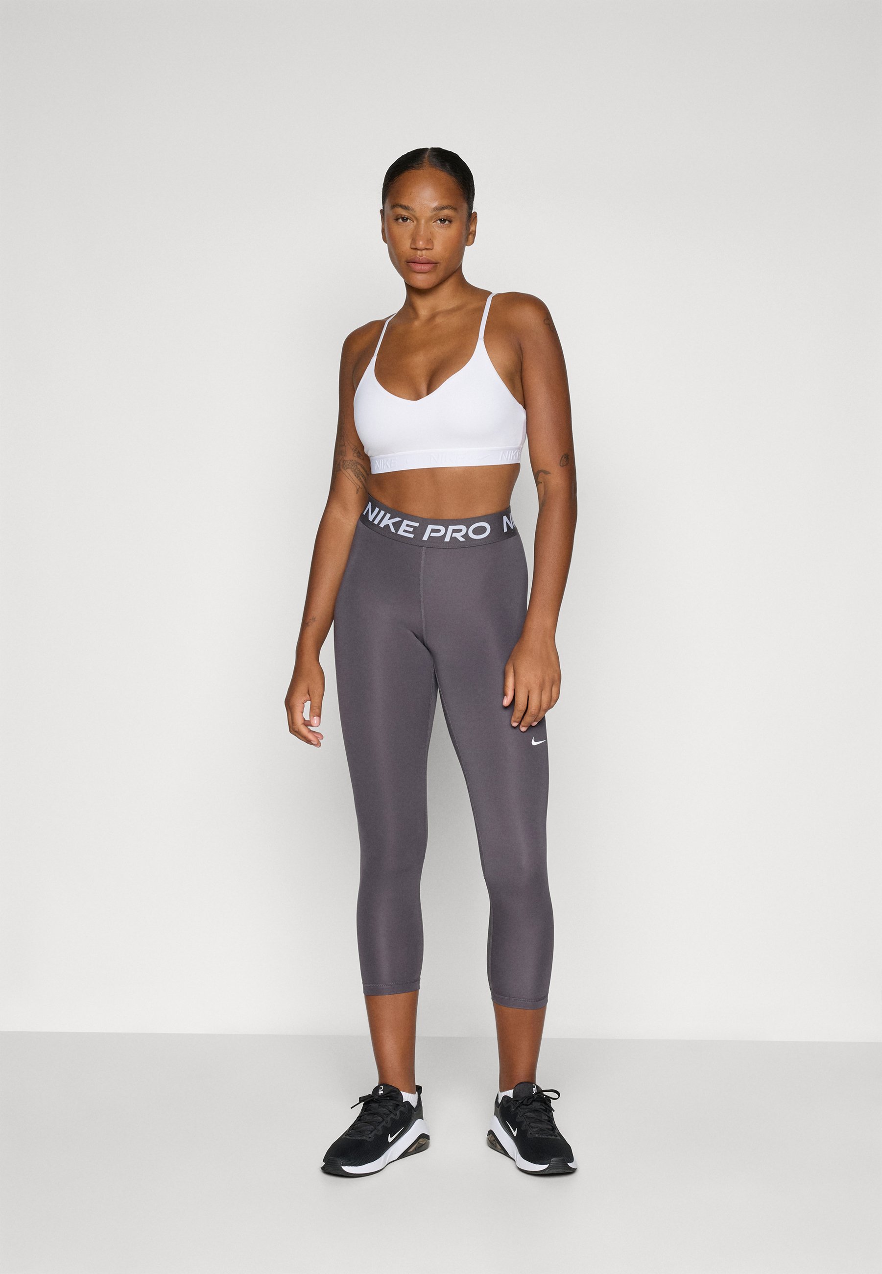 Nike Performance CROP - Leggings - dondergrijs/wit