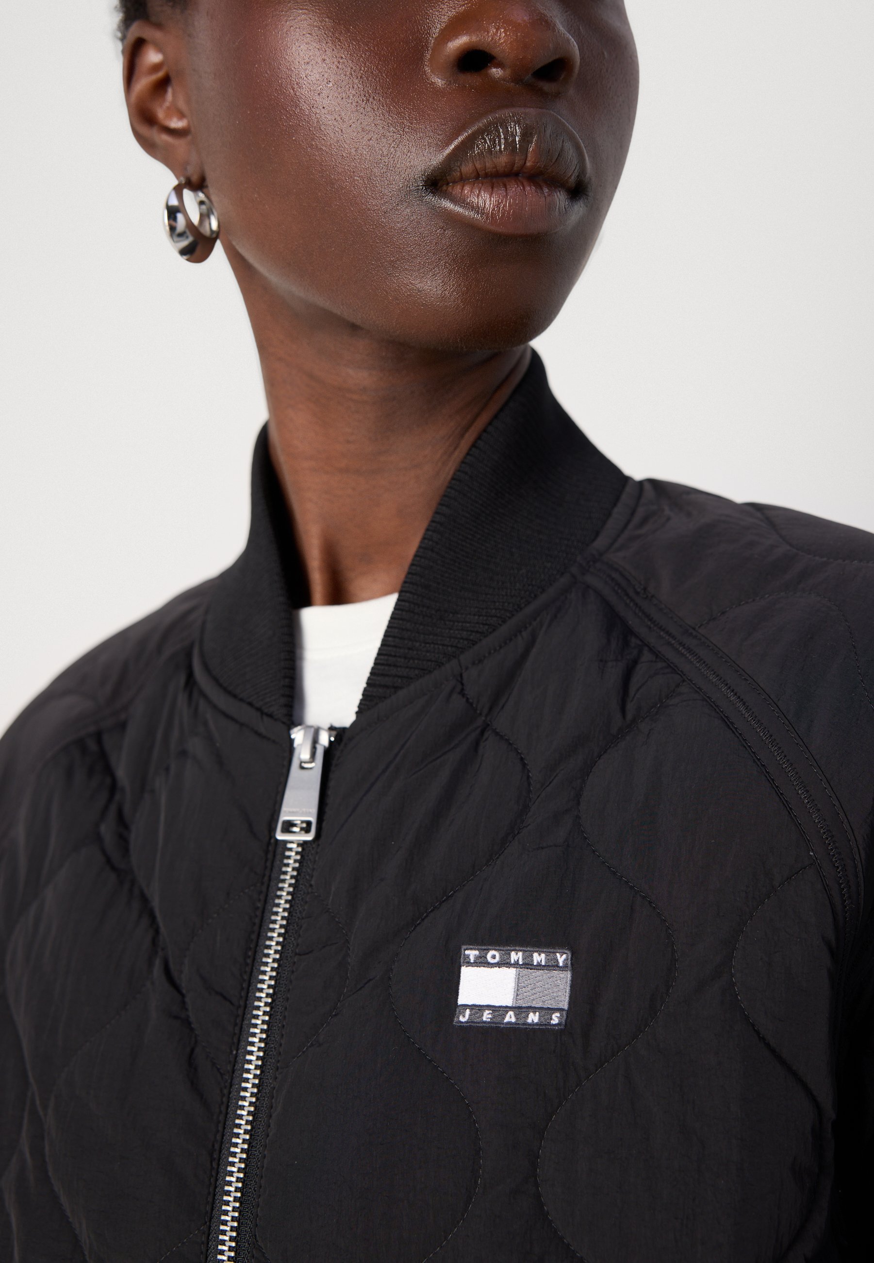 Tommy Jeans bomberdzseki - fekete