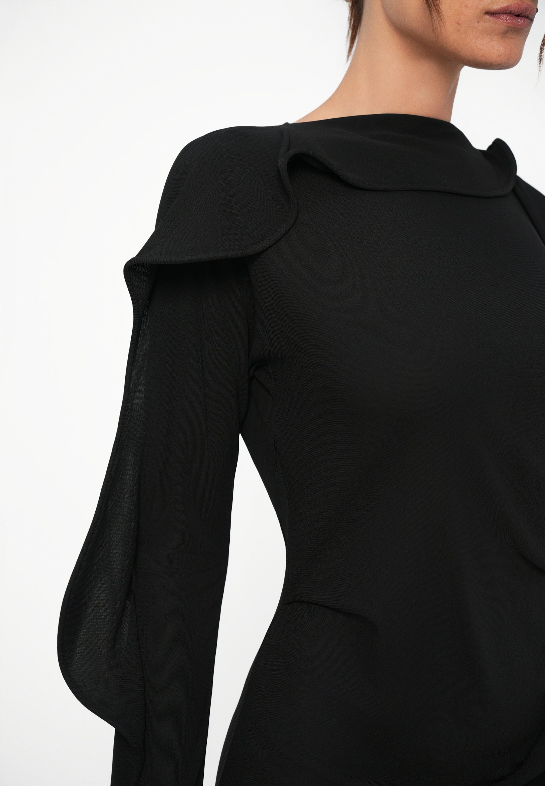 Victoria Beckham šaty s dlhým rukávom a závojom - Džersejové šaty - čierne