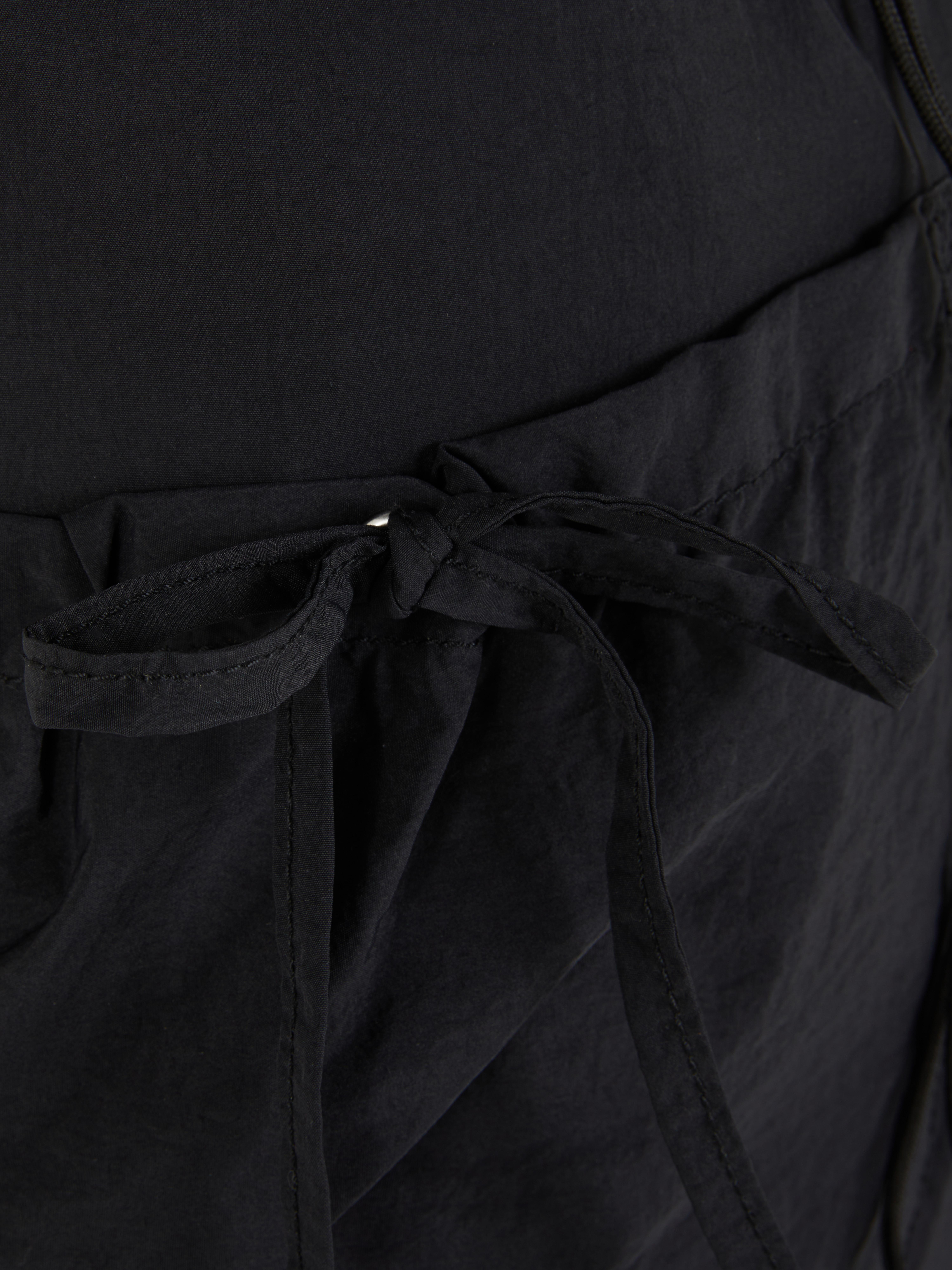 Rucksack mit Kordelzug und Bändern. Ein Rucksack mit Kordelzug, Tragegriff, verstellbaren Schultergurten und Bändern.