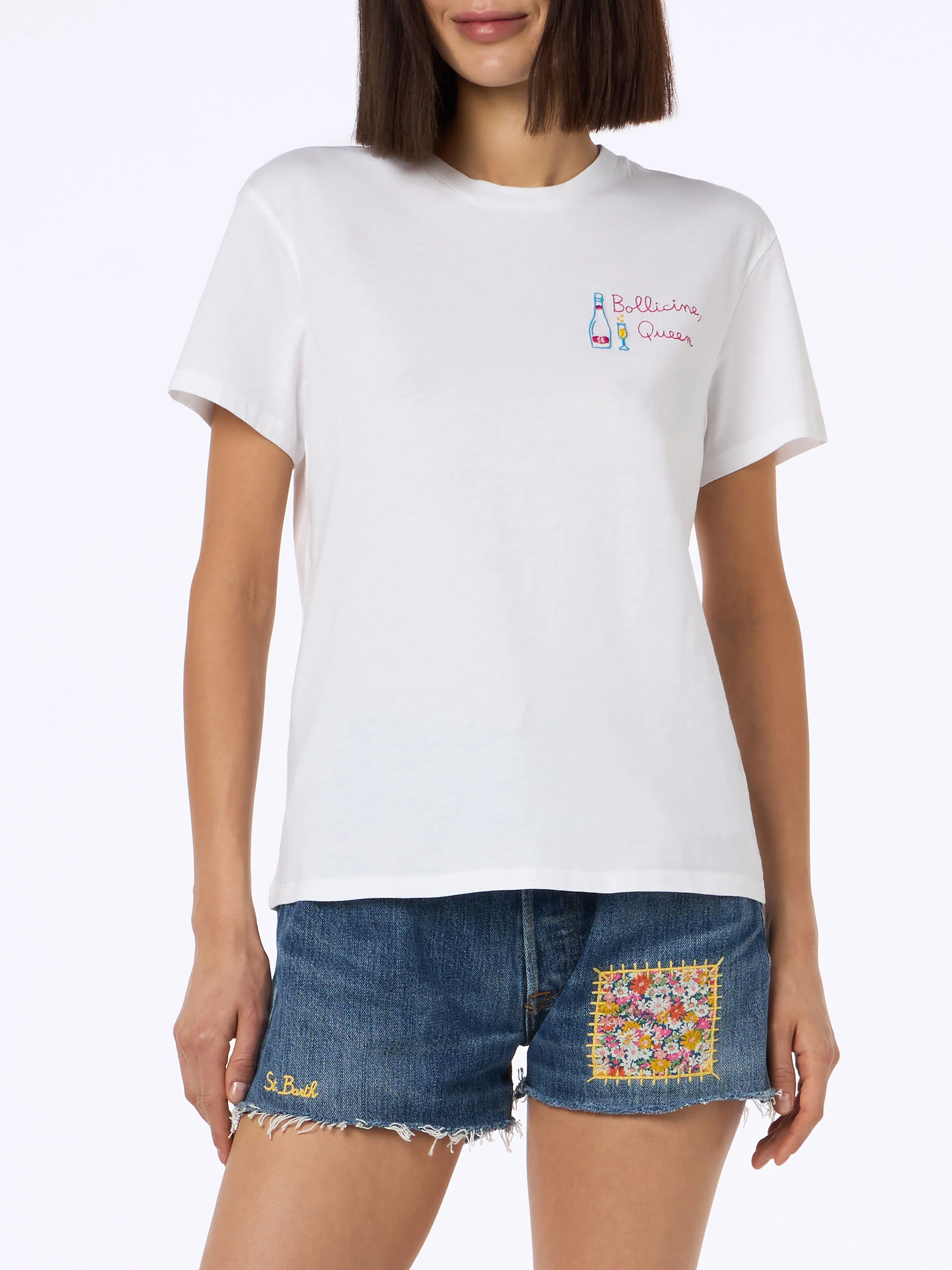 Emilie dames T-shirt met ronde hals, gemaakt van witte katoenen jersey, met borduurwerk.