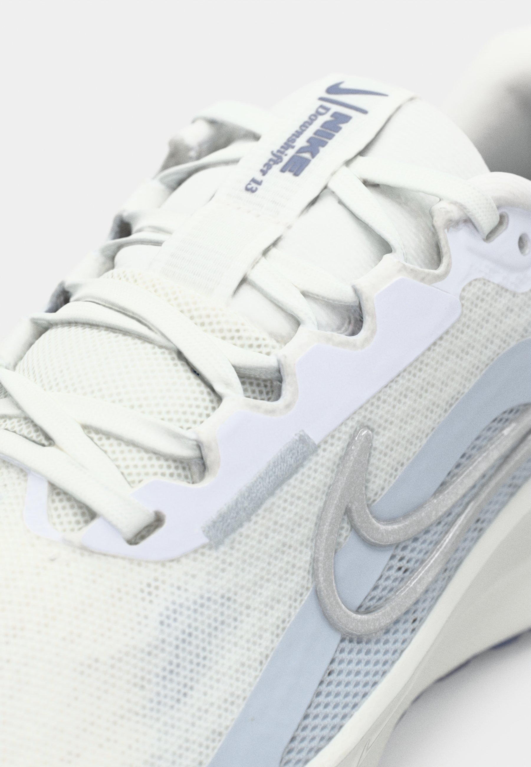 Nike Performance DOWNSHIFTER 13 - Chaussures de running sur route - blanc/argent métallisé/gris football/indigo/blanc sommet