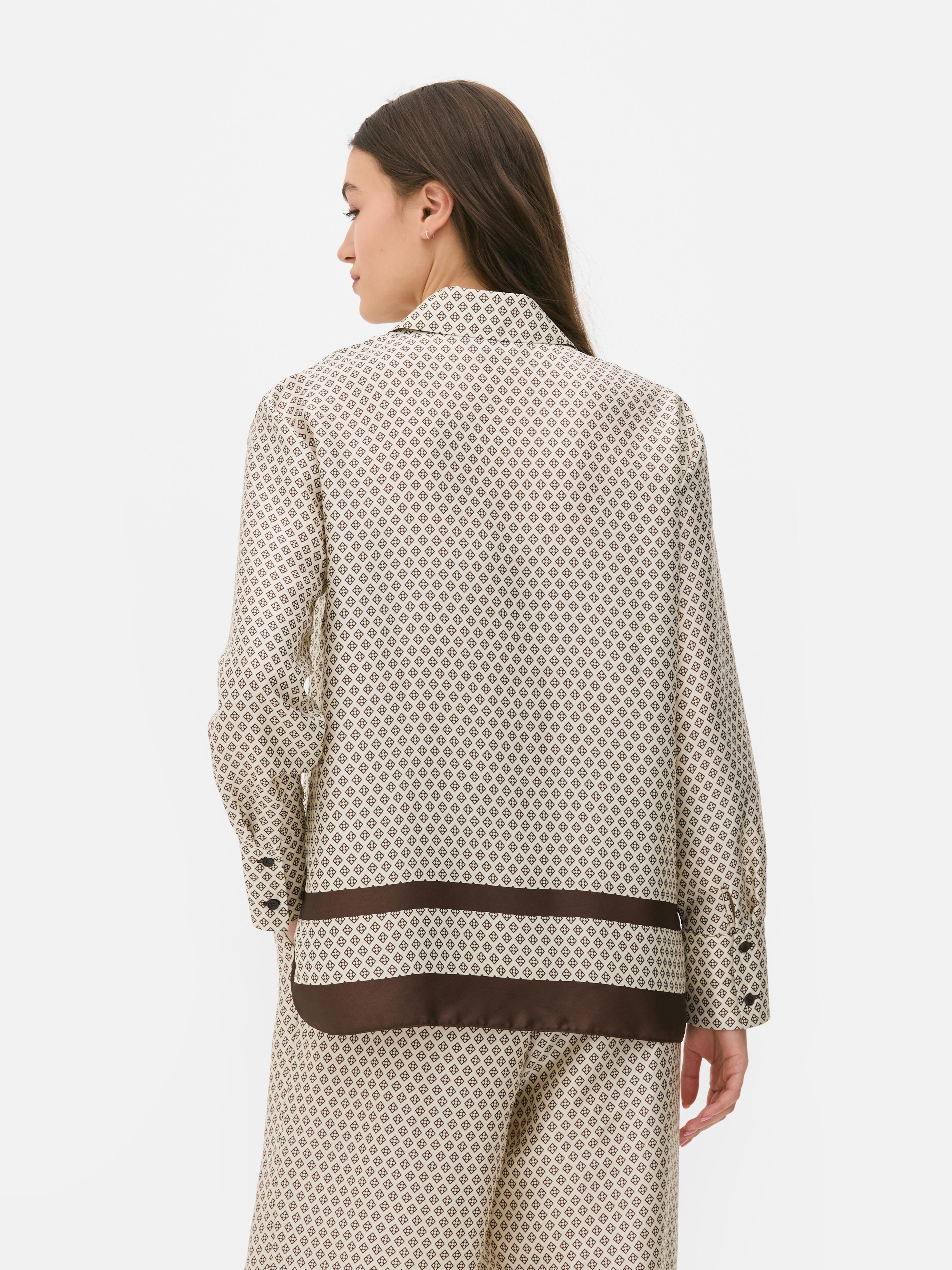 Matchend satijnen pyjamaoverhemd met print Bij dit satijnen overhemd met knoopsluiting hoort een bijpassende broek