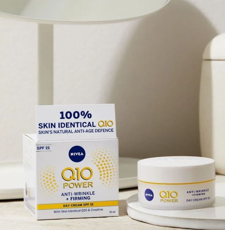 Q10 Power pretgrumbu un nostiprinošs dienas krēms normālai ādai ar SPF 15 Sejas mitrinātāji