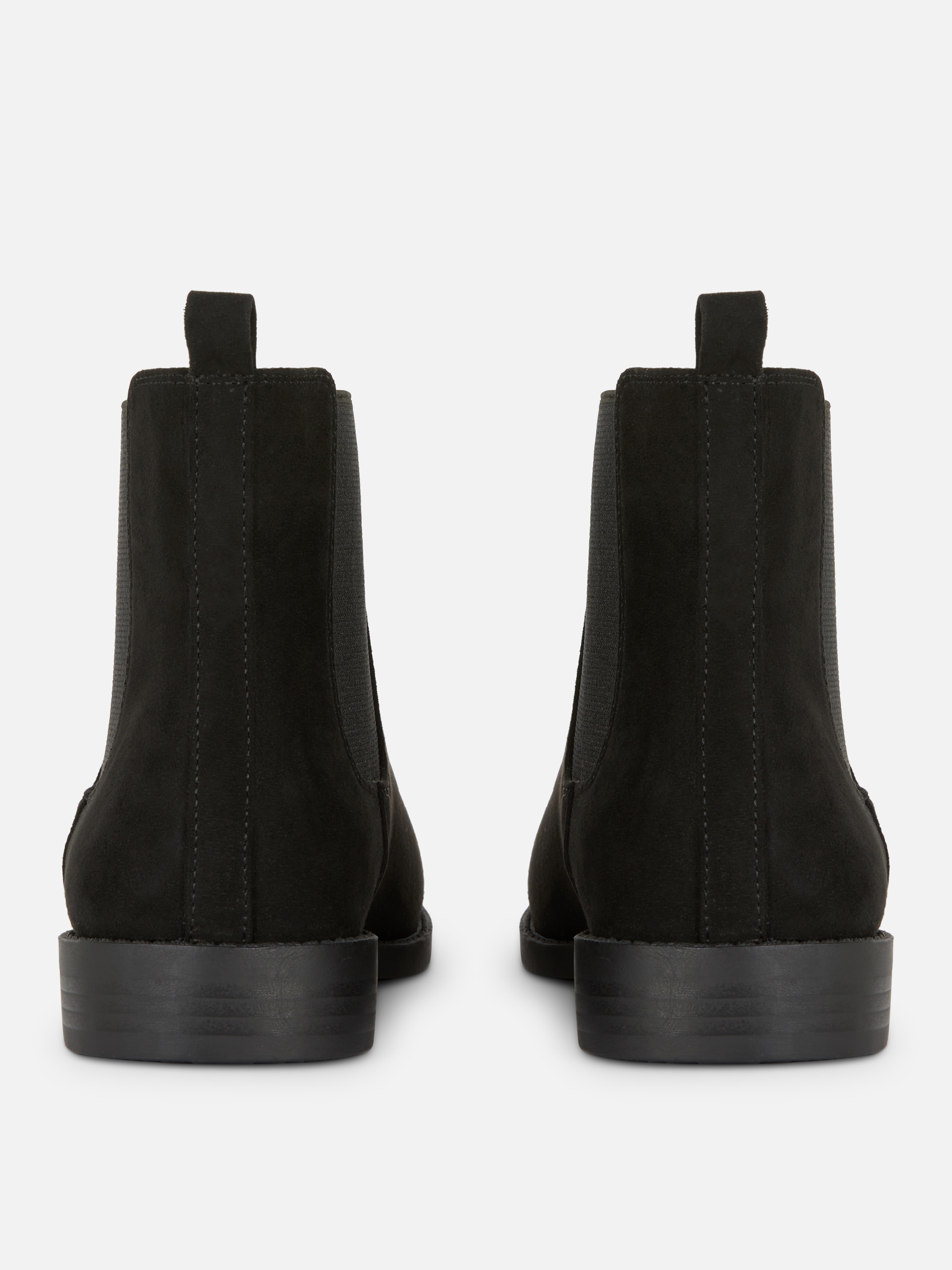 Wildleder-Ankle-Boots – Ein Paar klassische Wildleder-Ankle-Boots für Ihre Sammlung