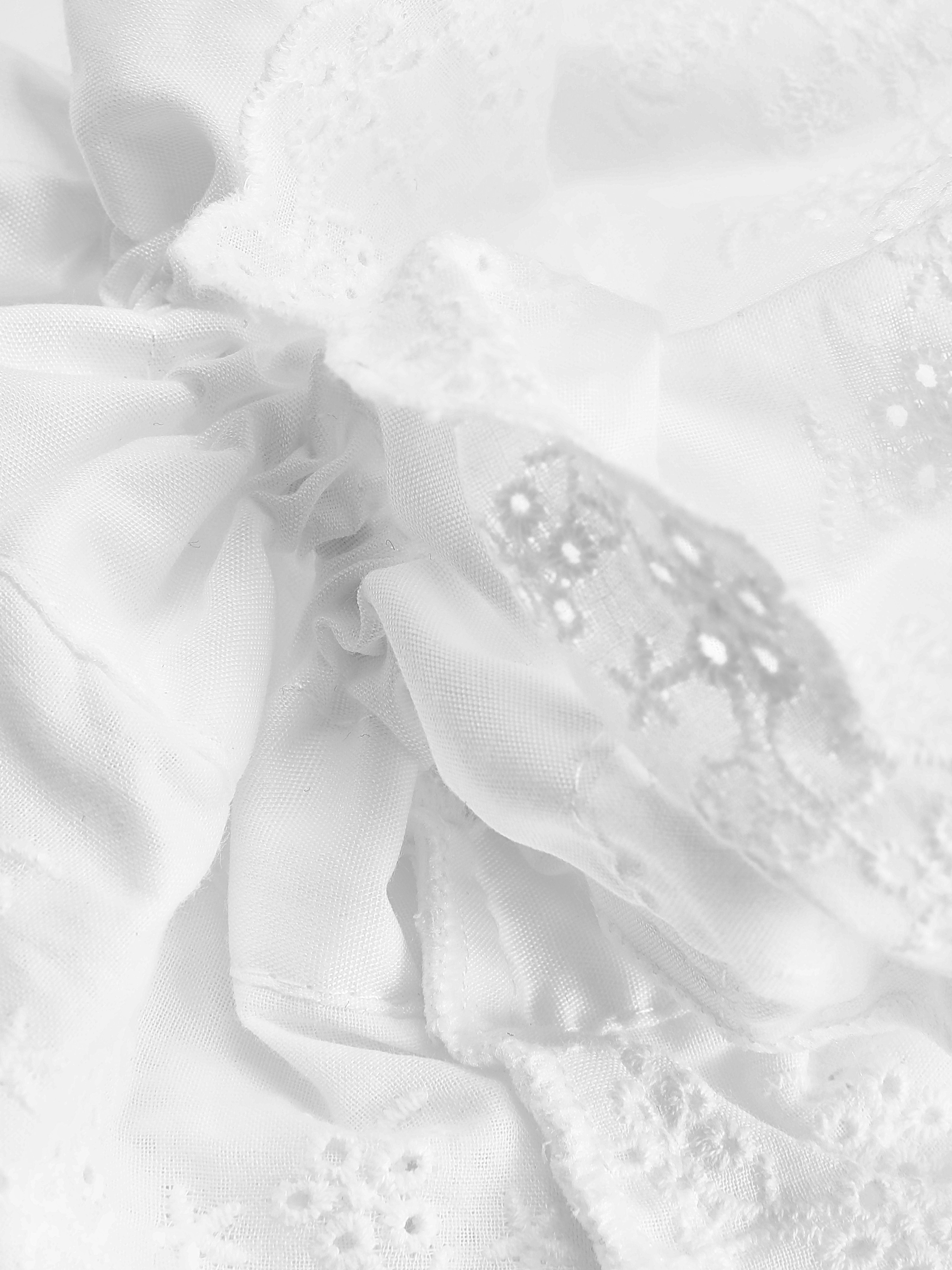 Elastică mare cu broderie anglaise. Ține-ți părul departe de față cu această elastică mare cu broderie anglaise.
