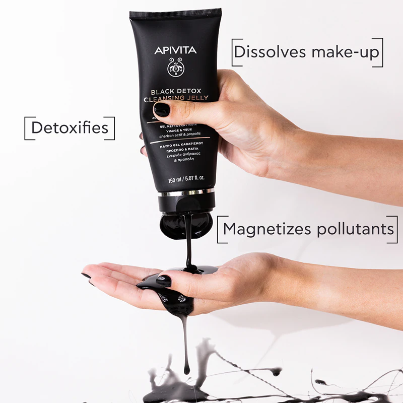 Gel de limpeza Apivita Cleansing Black Detox com carvão ativado para o rosto e área dos olhos.