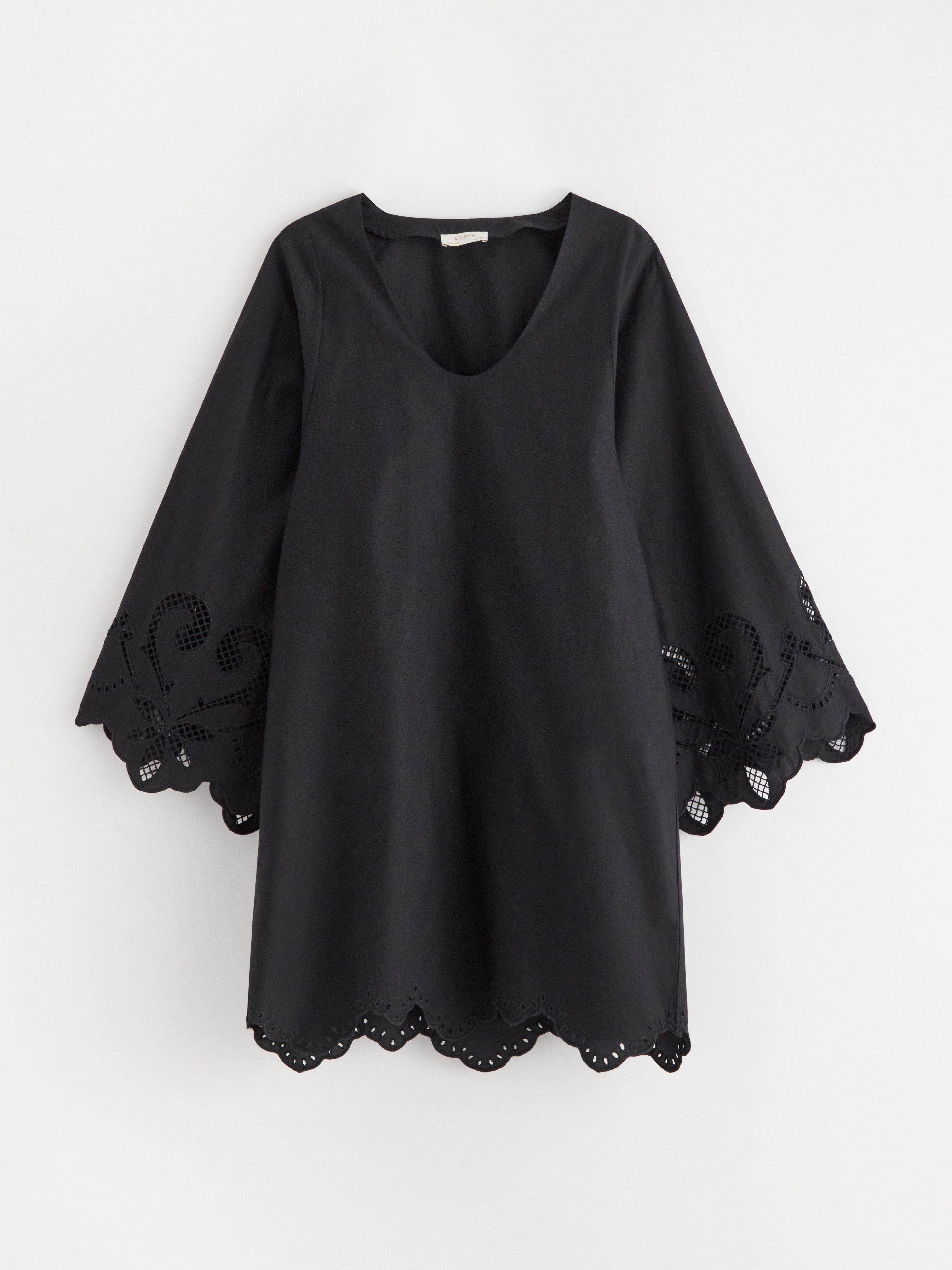 Mini vestido com detalhes em renda preta