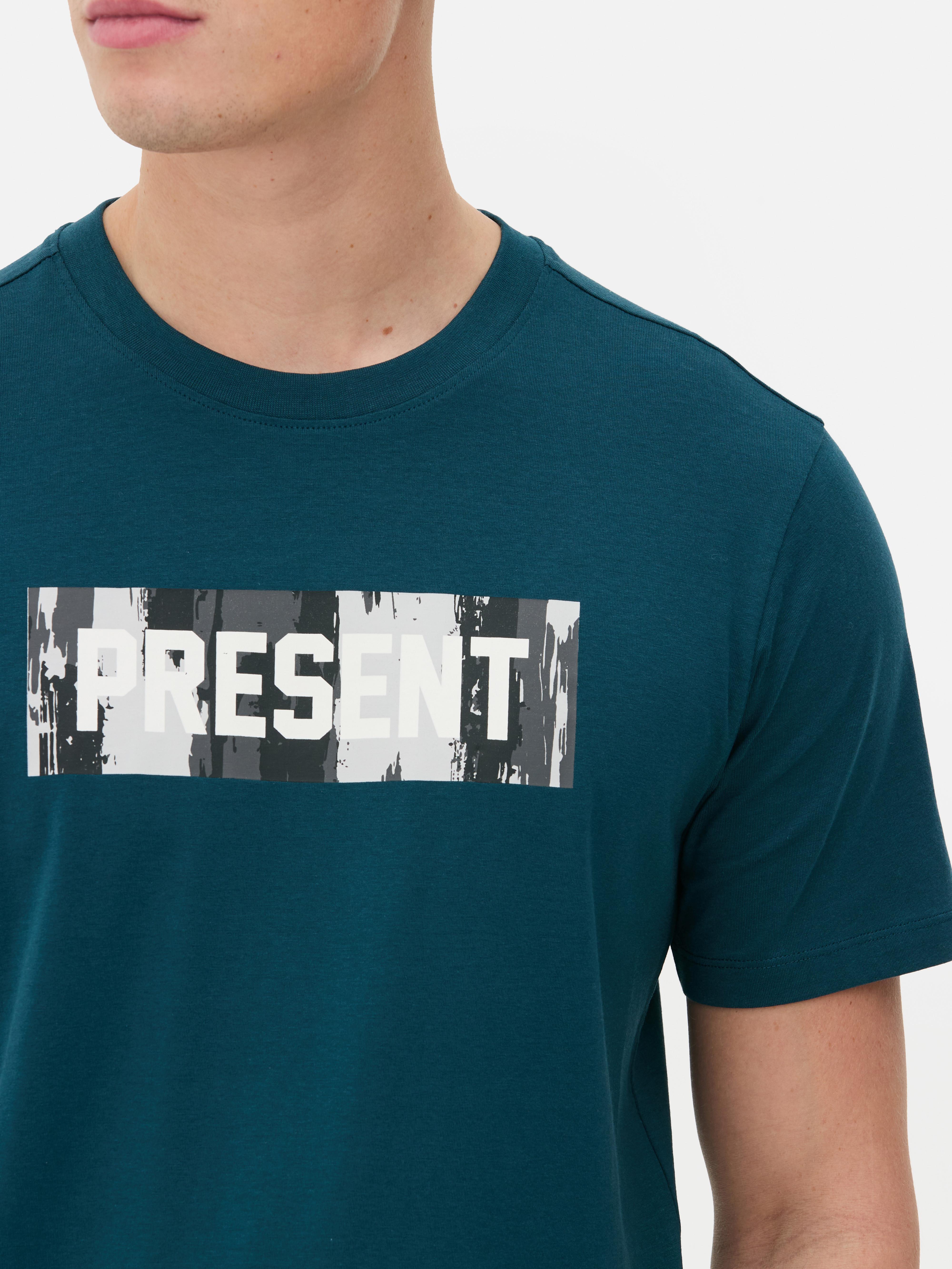 Kurzarm-T-Shirt mit Aufdruck Ein Kurzarm-T-Shirt mit einem Geschenkaufdruck auf der Vorderseite