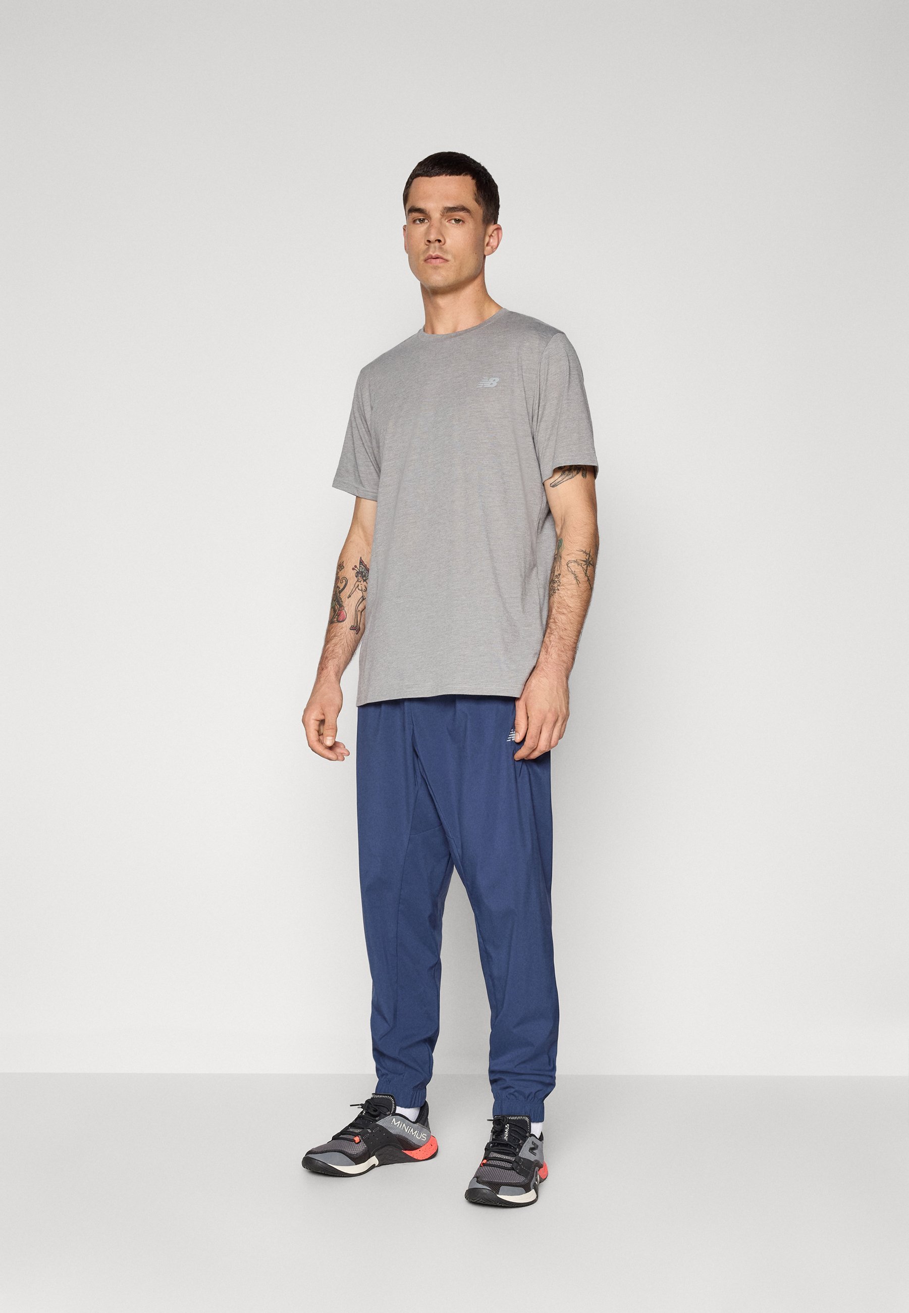 Pantaloni da tuta New Balance SPORT ESSENTIALS JOGGER - blu navy