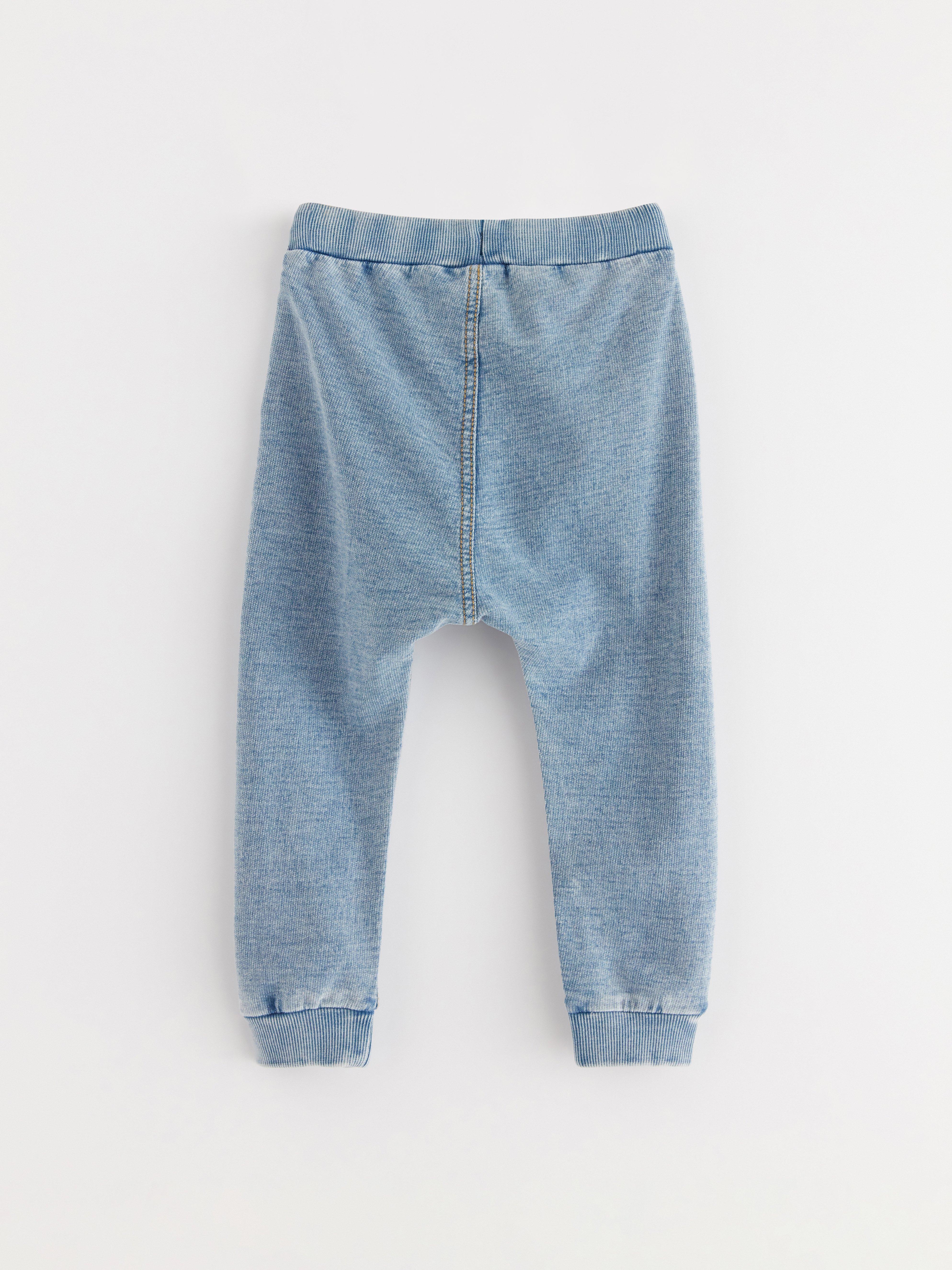 Pantalones deportivos con aspecto vaquero. Tejido vaquero claro.