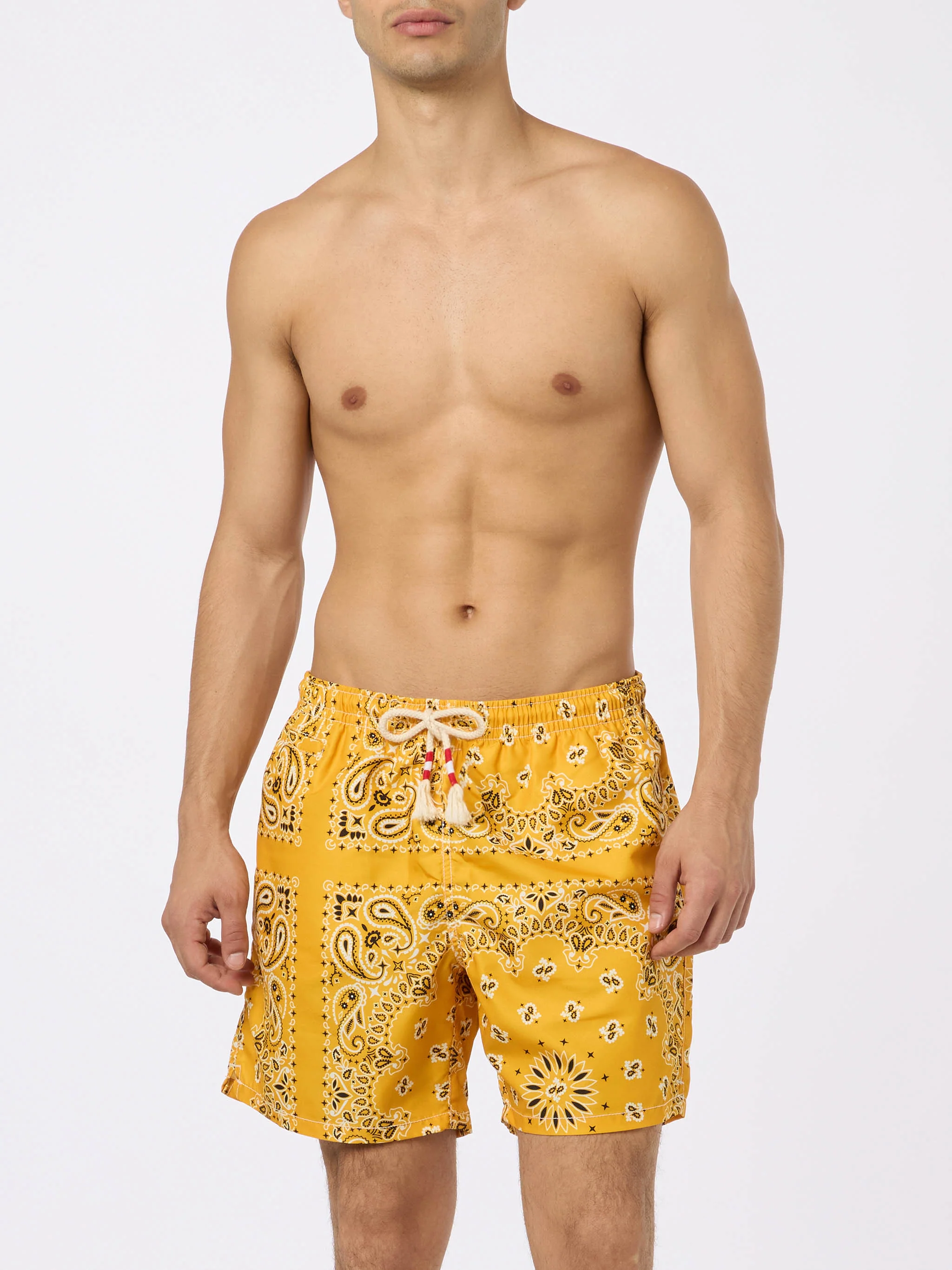 Herenzwempak met okerkleurige bandana-print