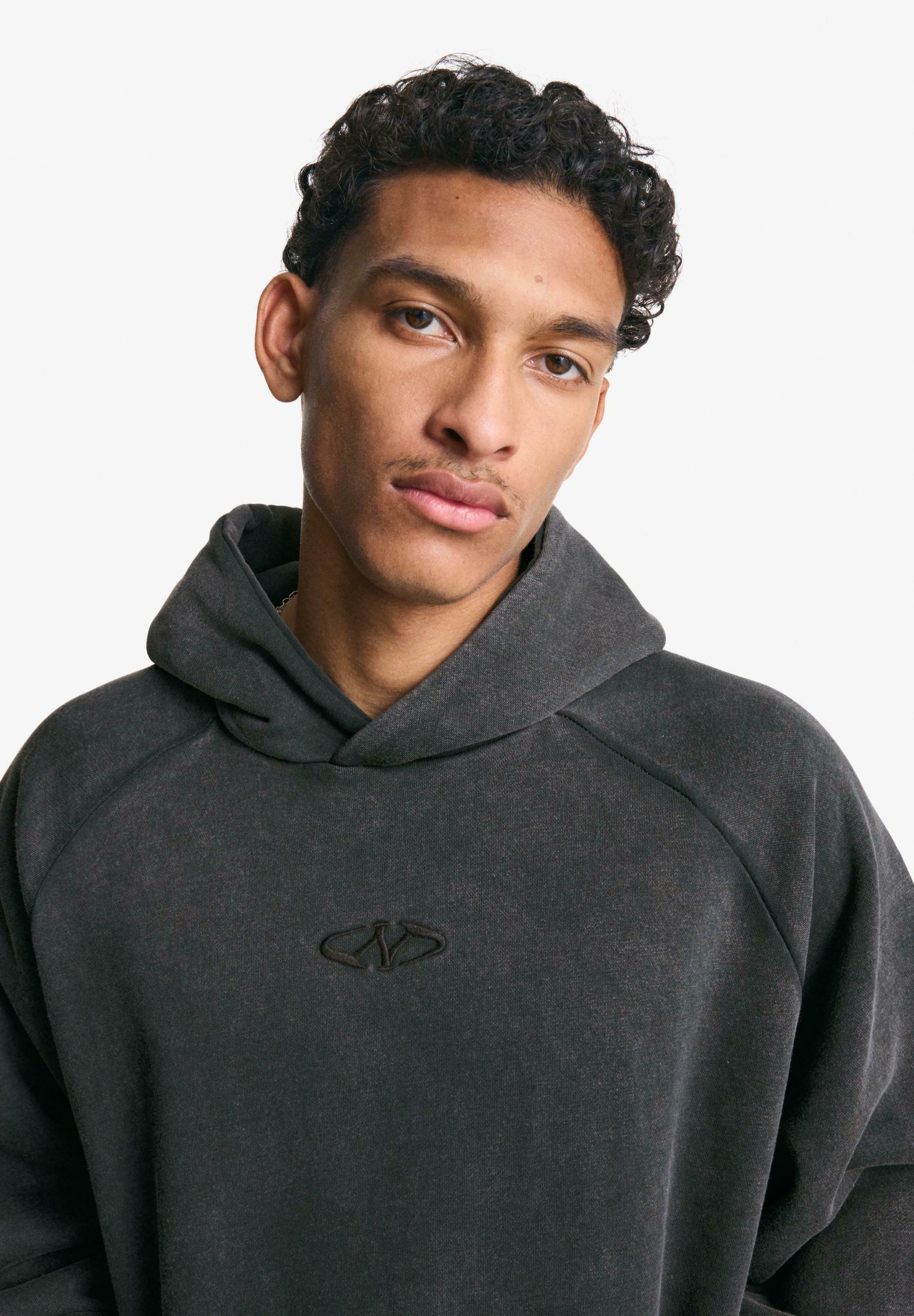 Bershka BOXY - Sweat à capuche - gris foncé chiné