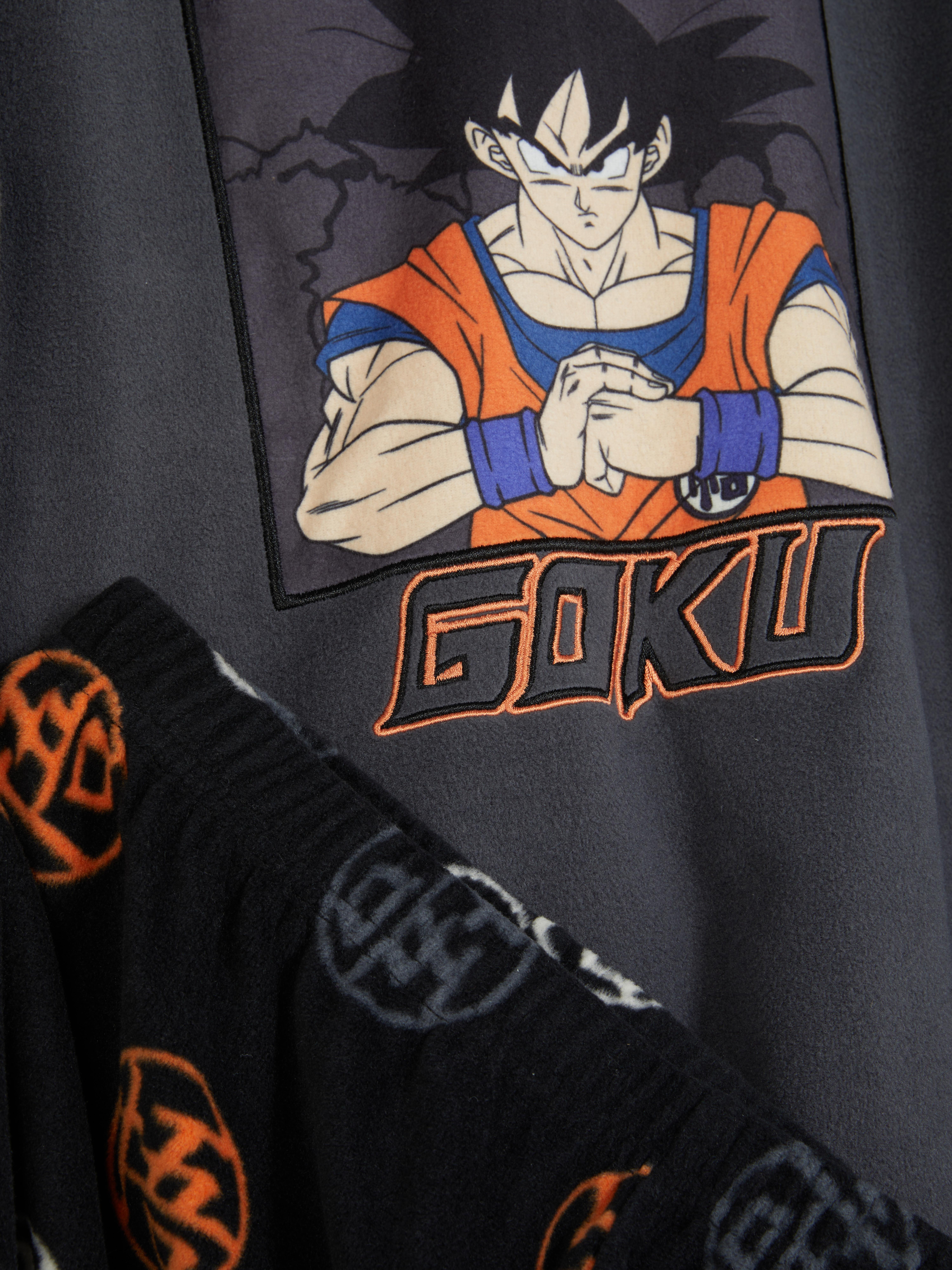 Pijamale din fleece cu mânecă lungă Dragon Ball Z Set de pijamale din două piese Dragon Ball Z, cu un top cu mânecă lungă și pantaloni de pijama asortați