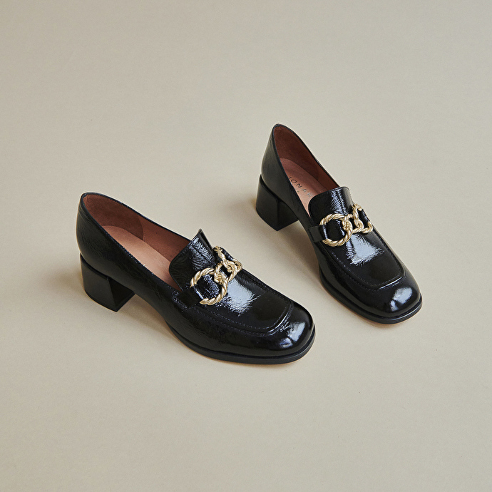 Mocassins à bouts carrés et boucles dorées  en cuir brillant noir