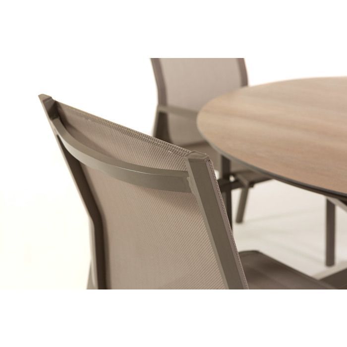 Conjunto de jardín TEO & DINA con mesa redonda de Ø120 cm con efecto madera en SPC y 4 sillas apilables en textilene, estructura de aluminio.