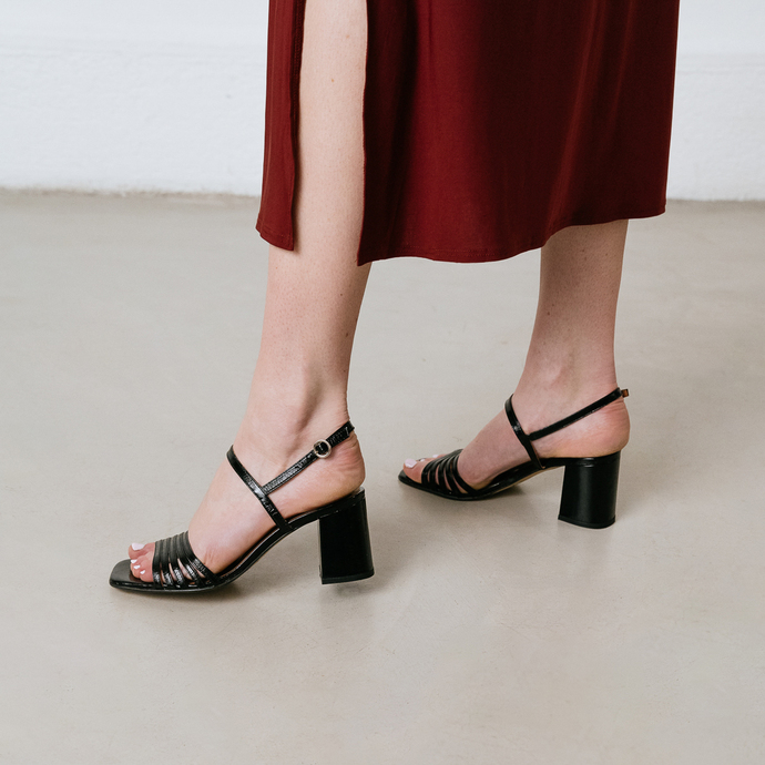 Sandales à bouts carrés et brides  en cuir brillant noir