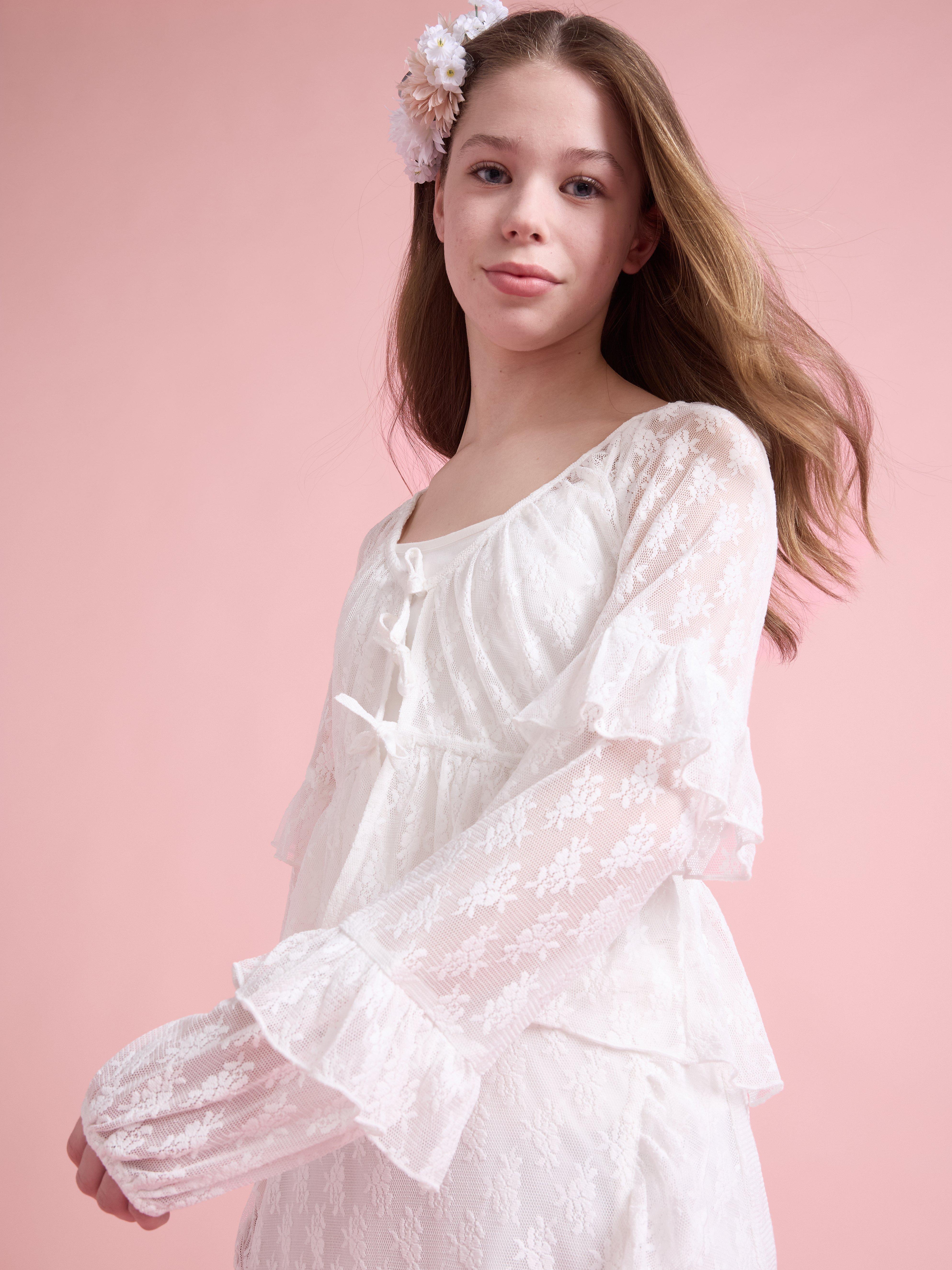 Blusa de renda com babados, cor off-white.