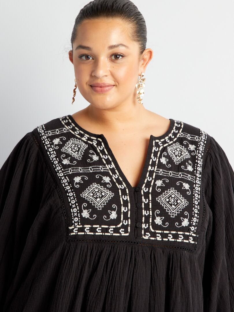 Vestido curto com mangas 3/4 - preto