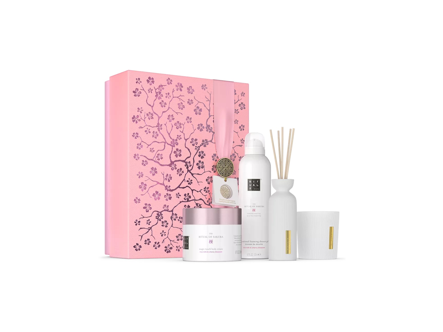 Set cadou The Ritual of Sakura L schuimende douchegel 200 ml, bodycrème 200 ml, geurkaars 140 gr, mini geurstokjes 70 ml