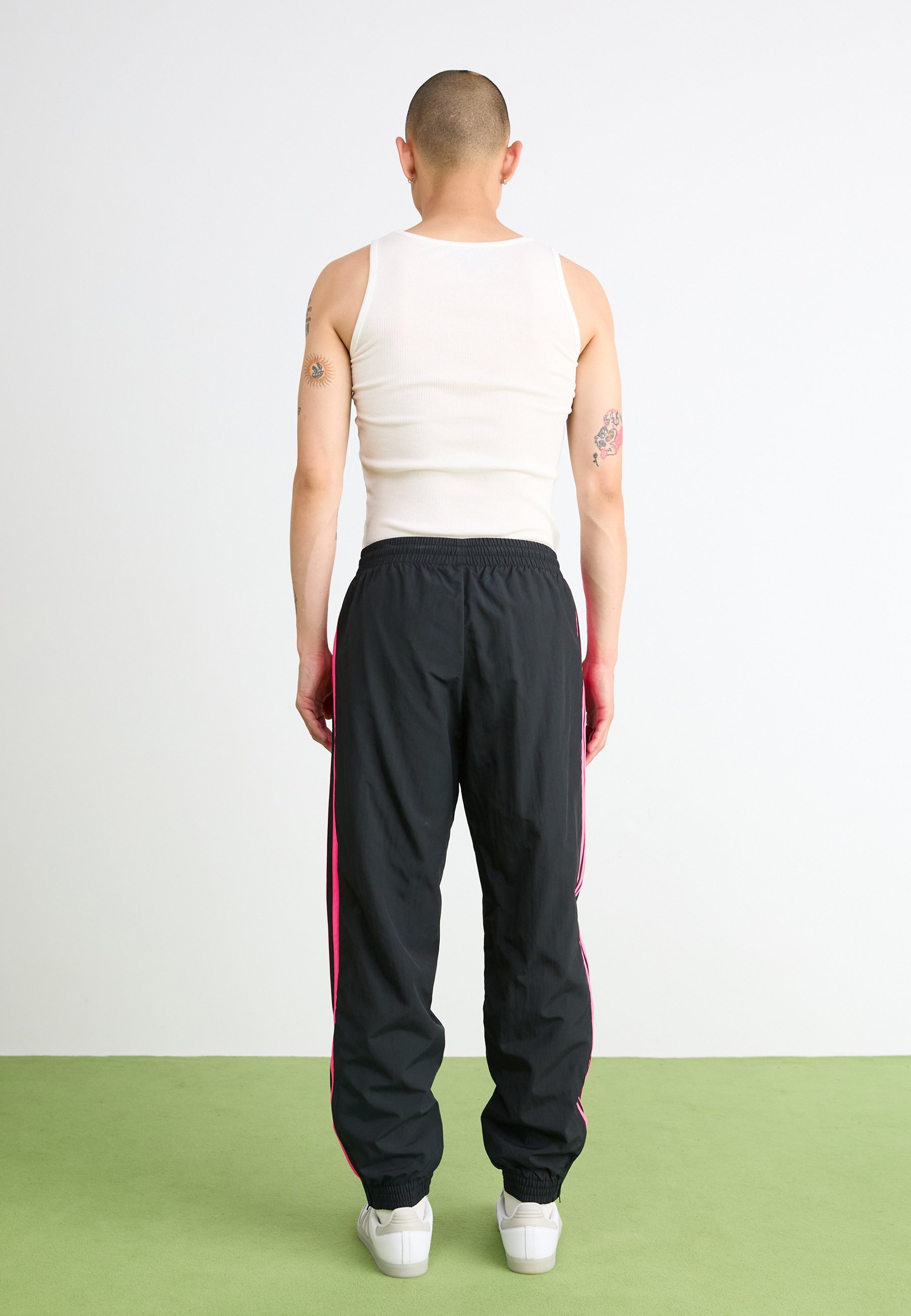 Pantalon de survêtement adidas Originals FIREBIRD - noir et rose vif