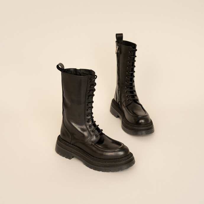 Boots à lacets et plateformes semelles crantées  en cuir noir