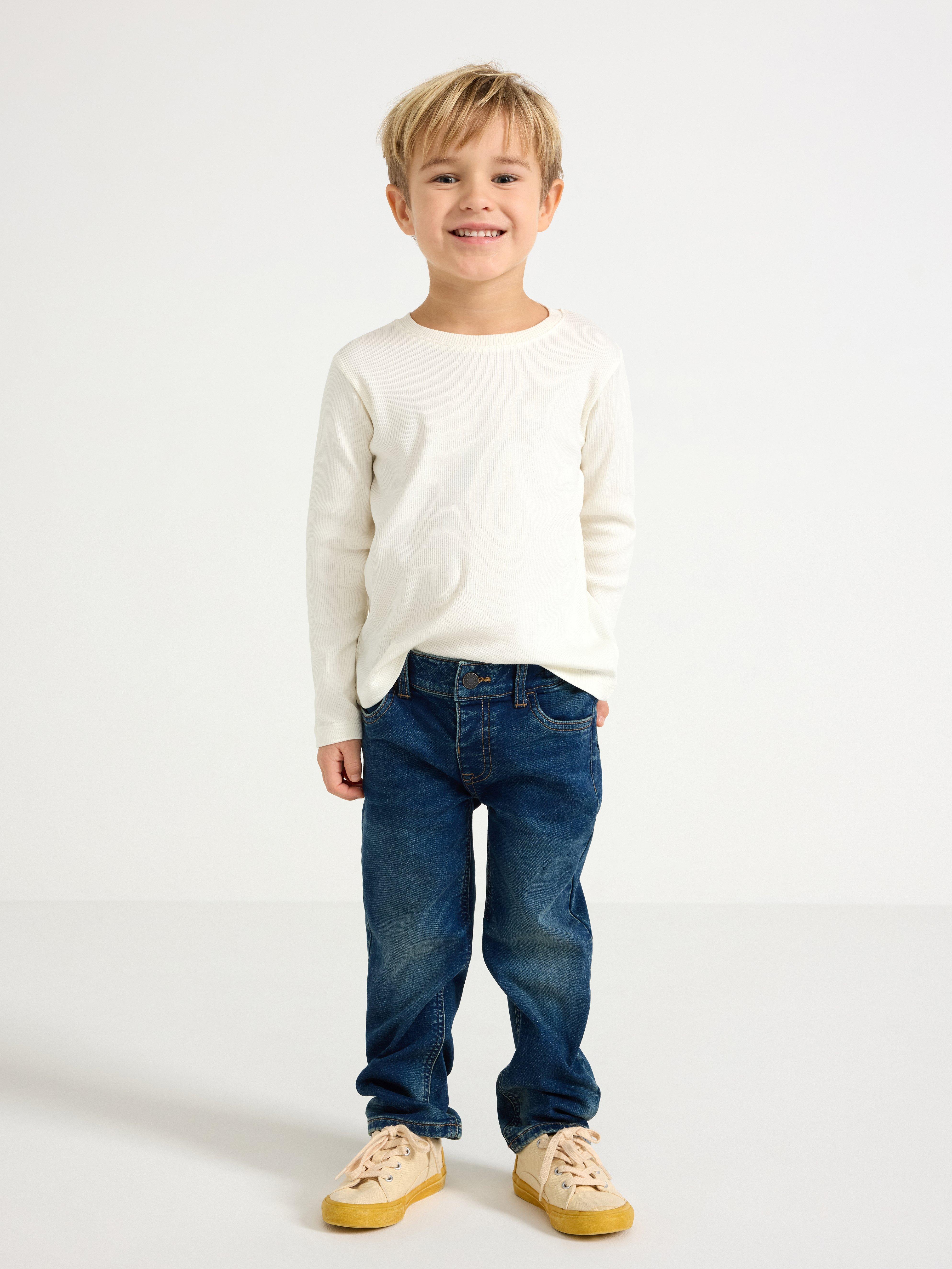 Calça jeans reta STAFFAN em denim tricot escuro