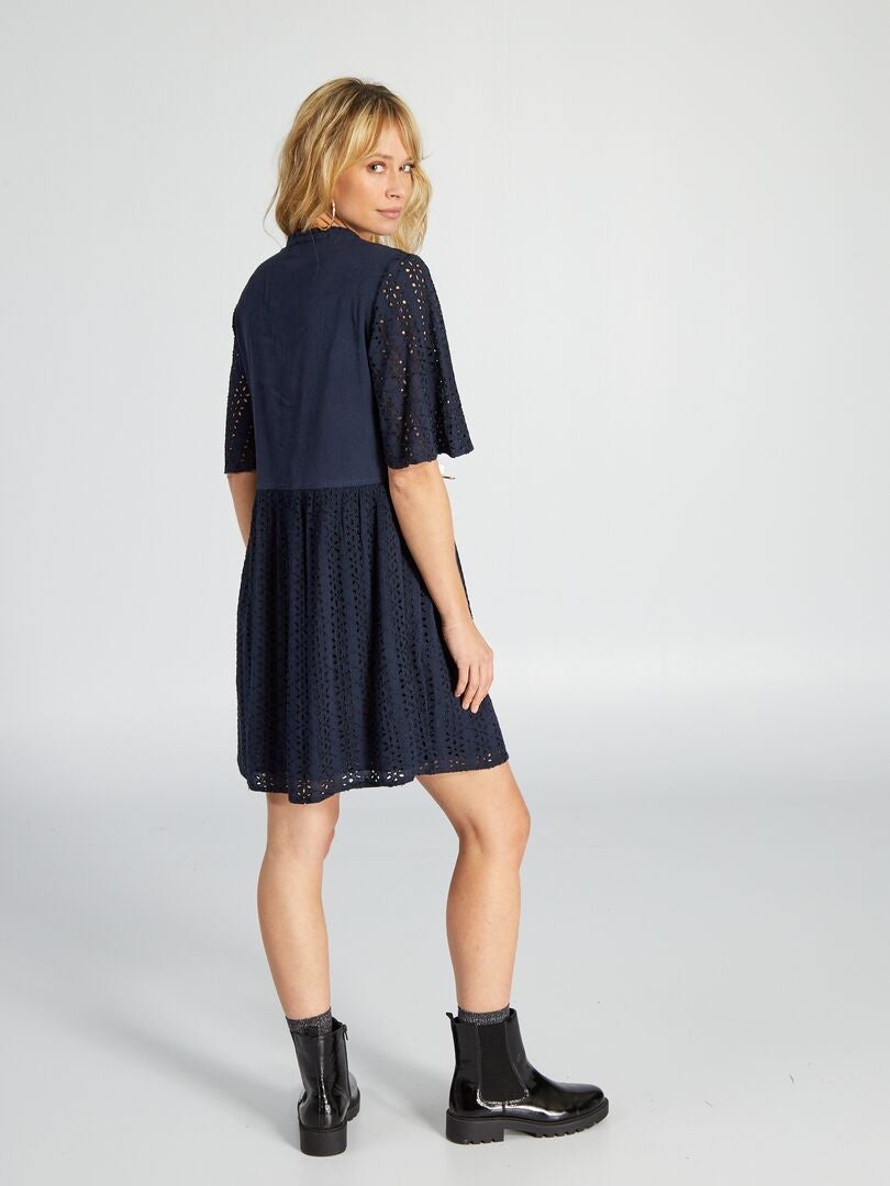 Rochie scurtă, croită, cu broderie englezească - ALBASTRU