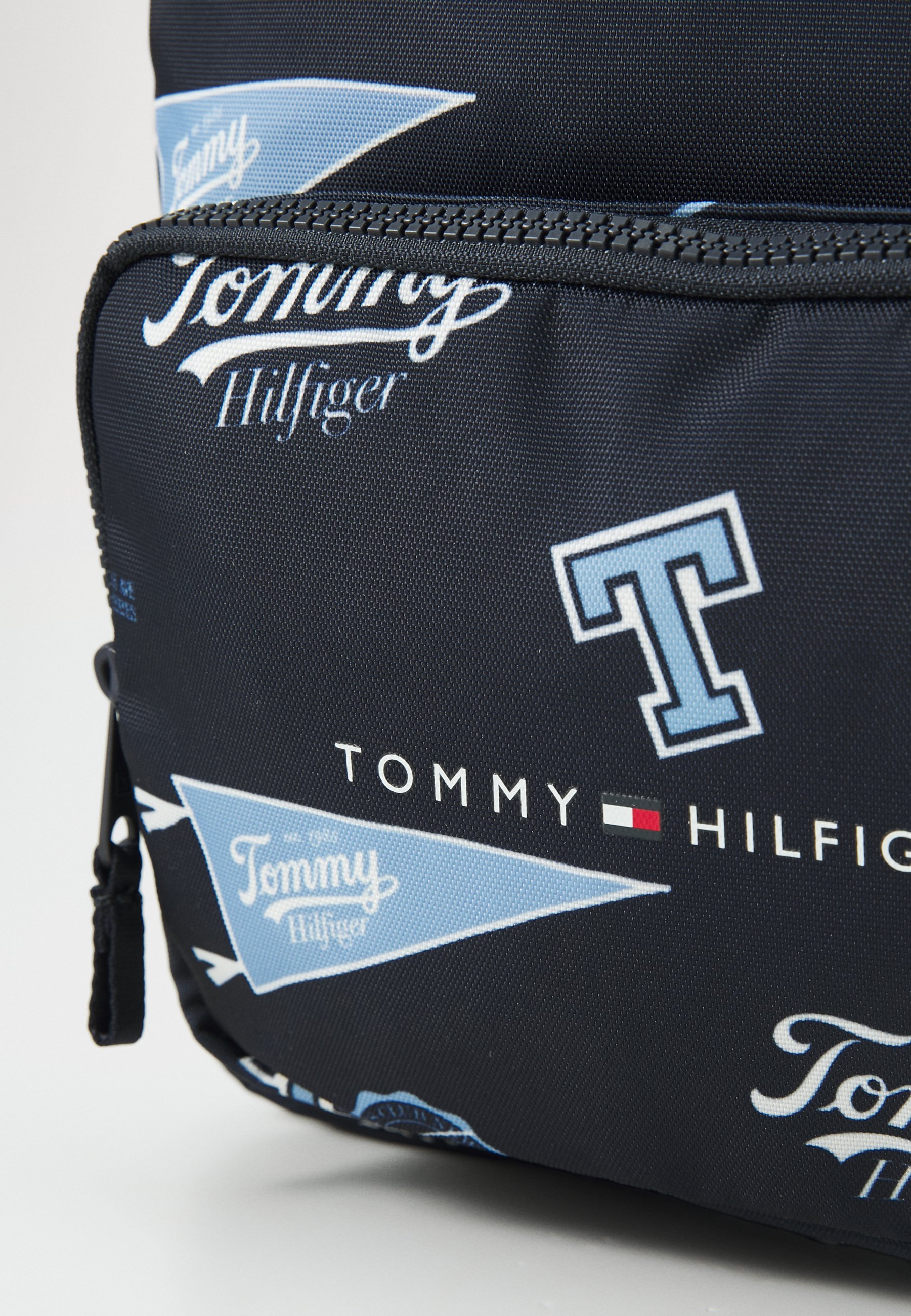 Tommy Hilfiger UNISEX - Schultasche - Weltraumblau mit Allover-Print