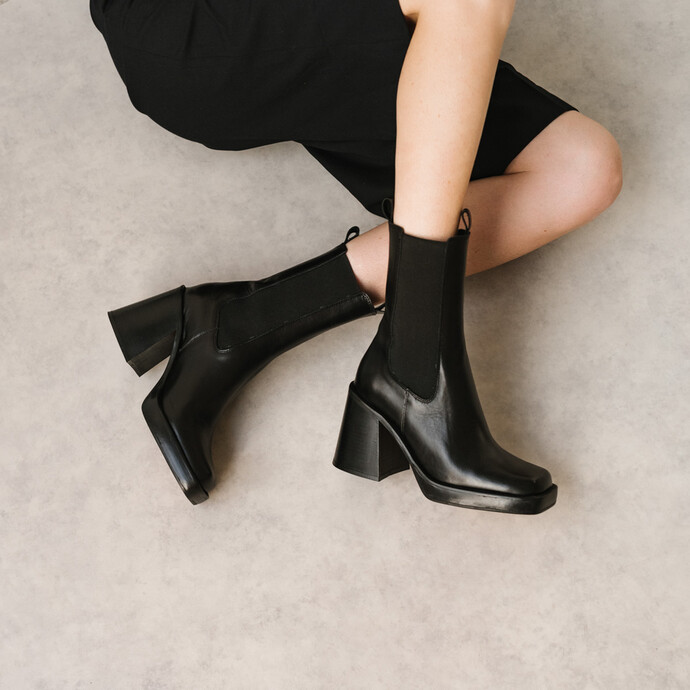 Bottines à talons, bouts carrés et élastiques  en cuir noir