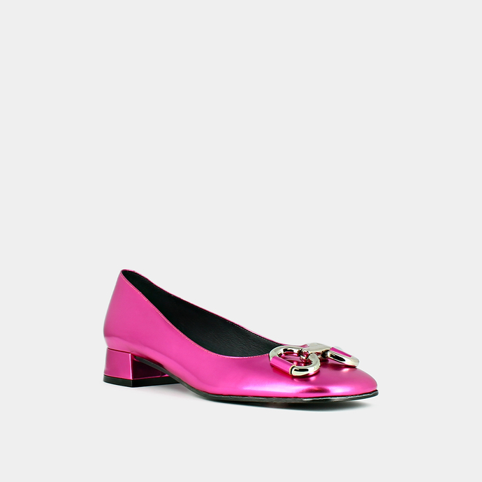 Ballerines à talons plats et mords  en cuir metallisé fushia