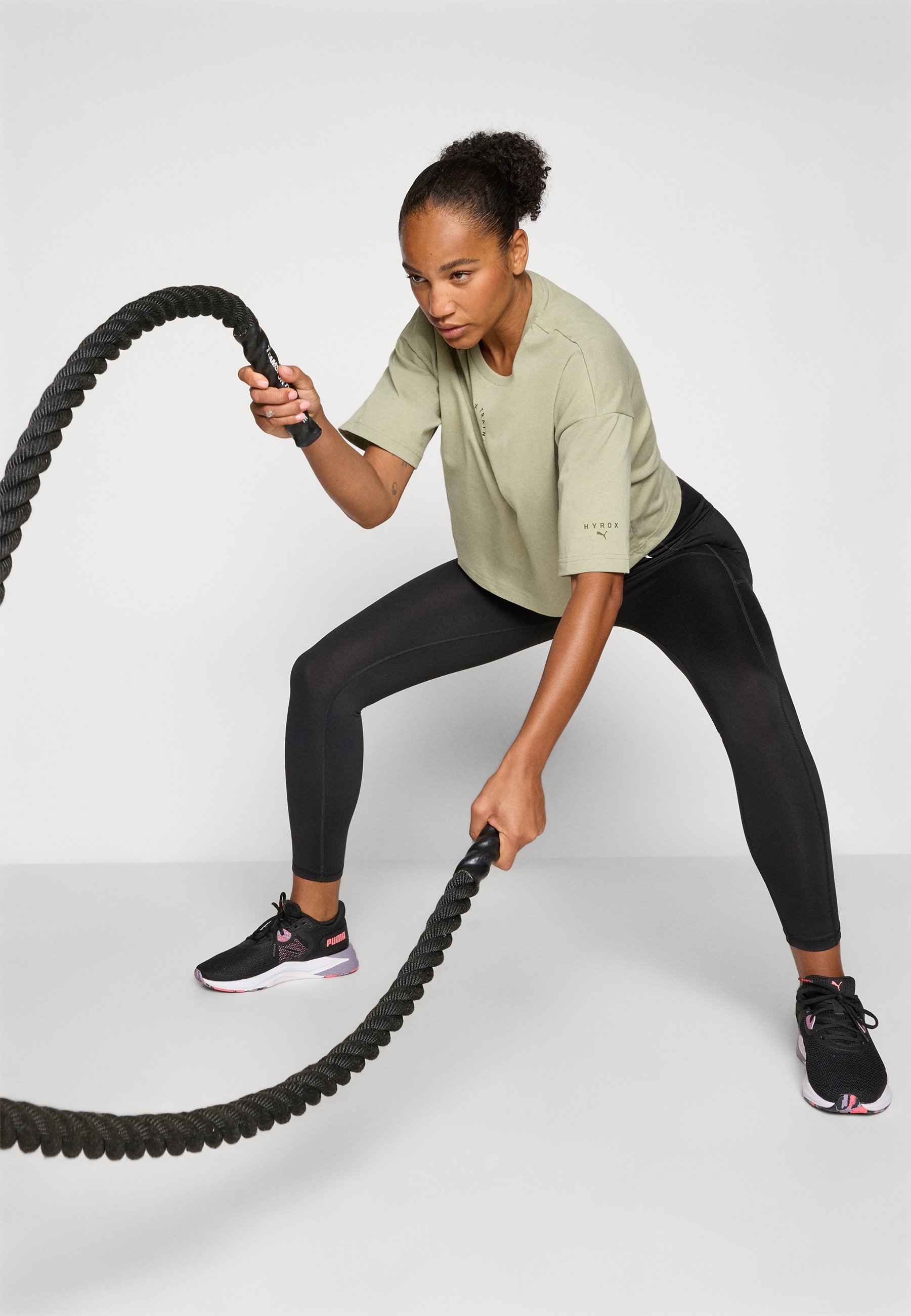 Puma HYROX CROPPED LIFESTYLE TEE - Koszulka z nadrukiem - lux army