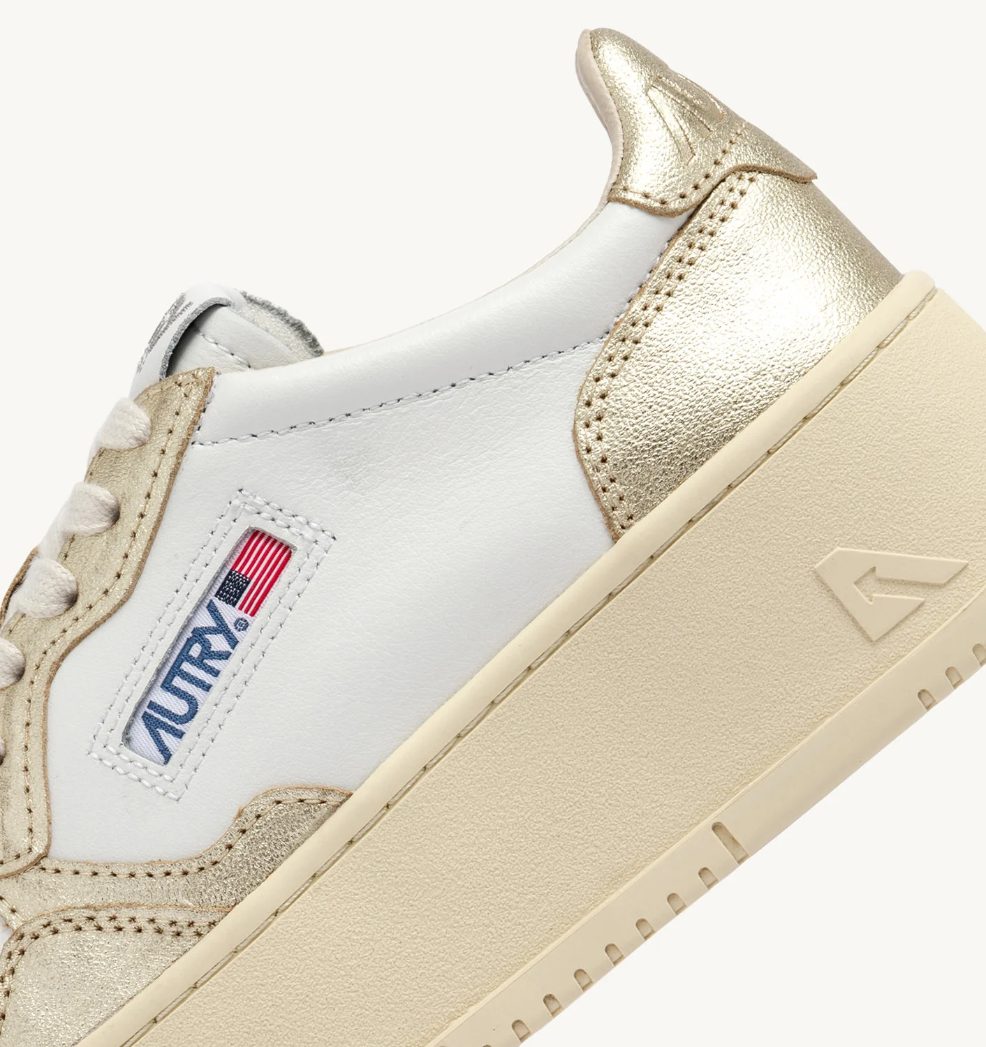 Adidași cu platformă MEDALIST Low din piele albă și platină