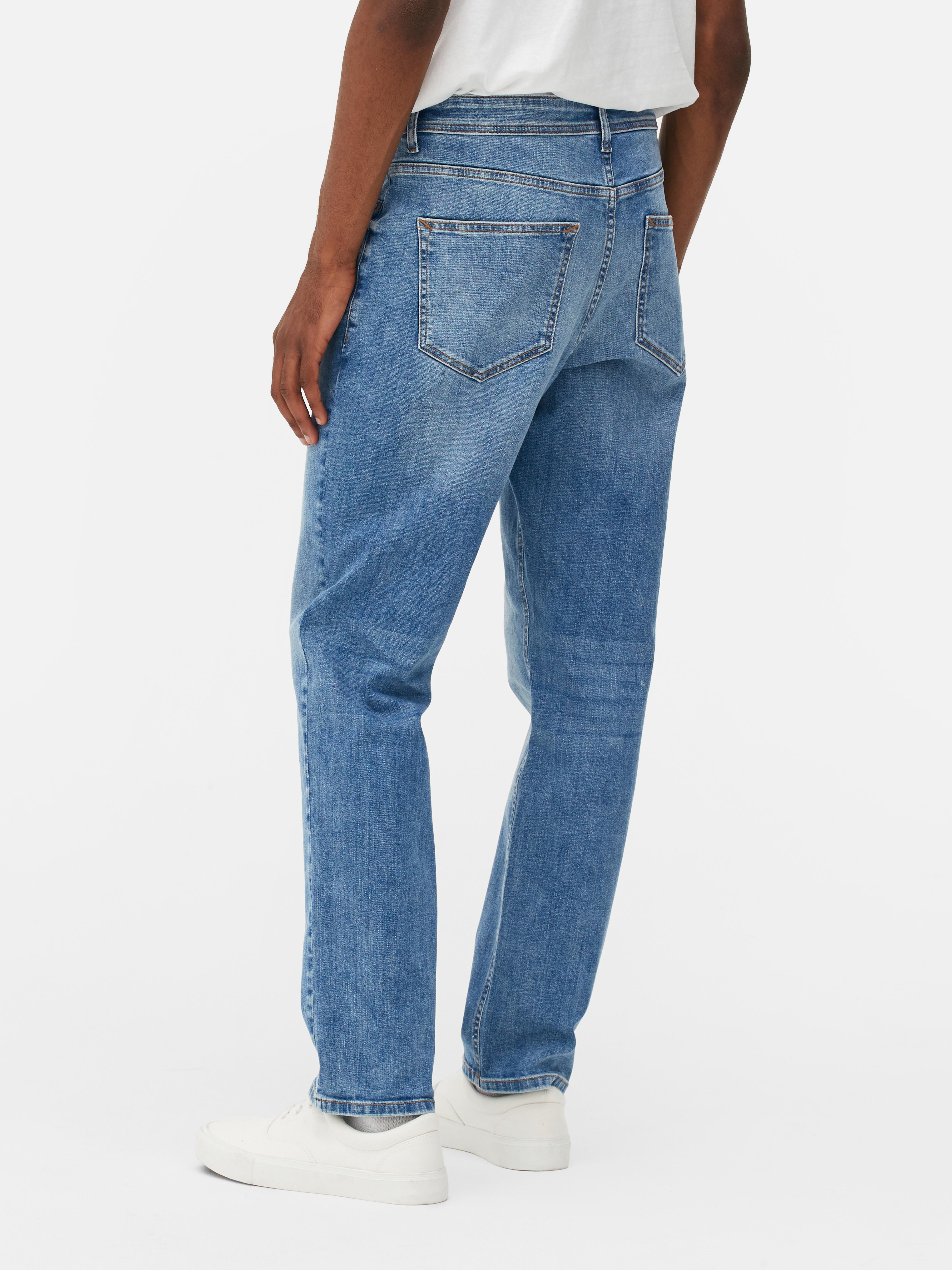 Gerade geschnittene Stretch-Jeans mit verdecktem Reißverschluss und fünf Taschen.