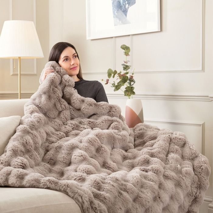 Dreamland Hygge Days Heizdecke aus Kunstfell, Farbe: Cloudy Mocha, 160 x 120 cm
