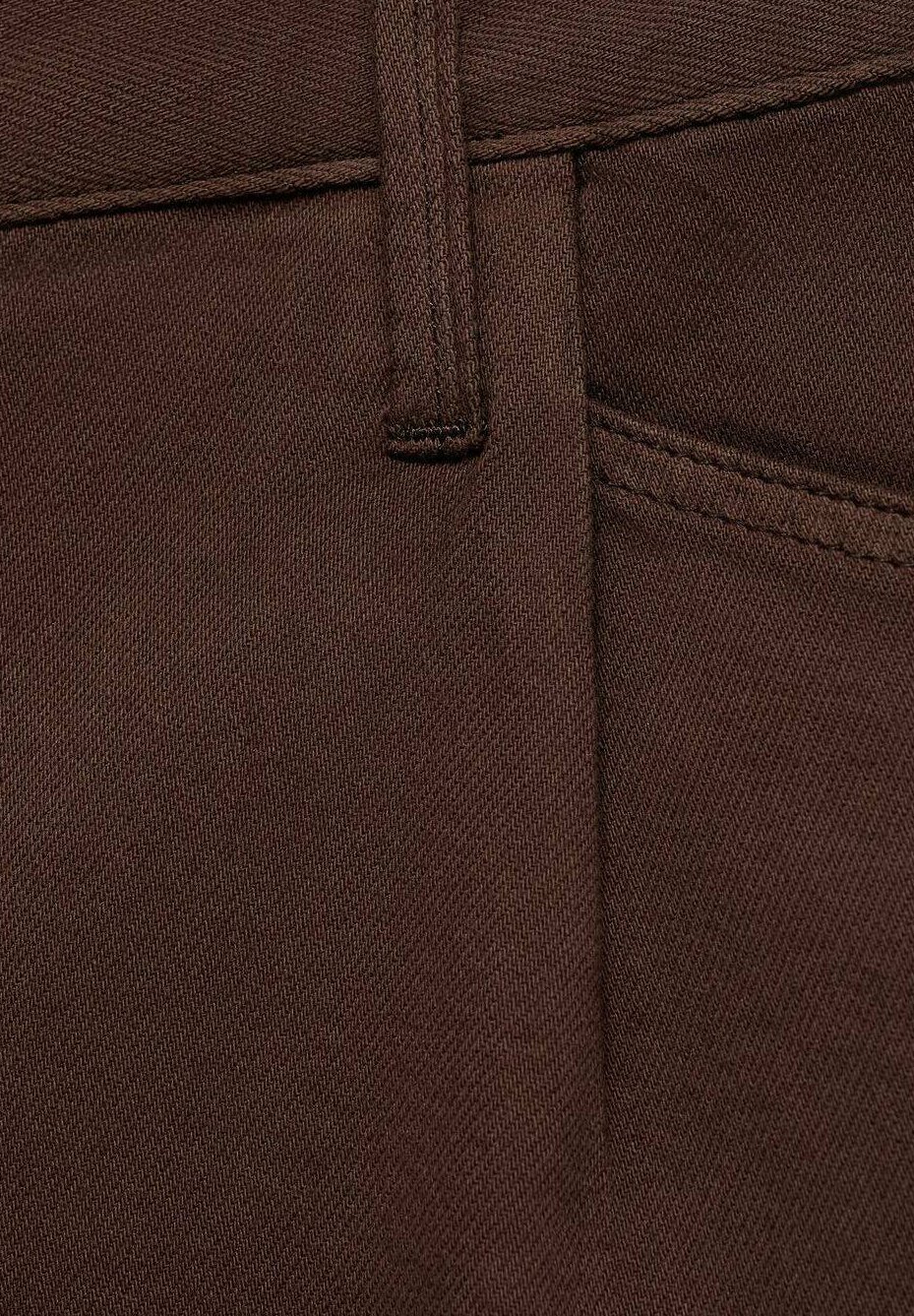 Mangofarbene Jeansshorts mit ausgefranstem Saum und Falten – braun