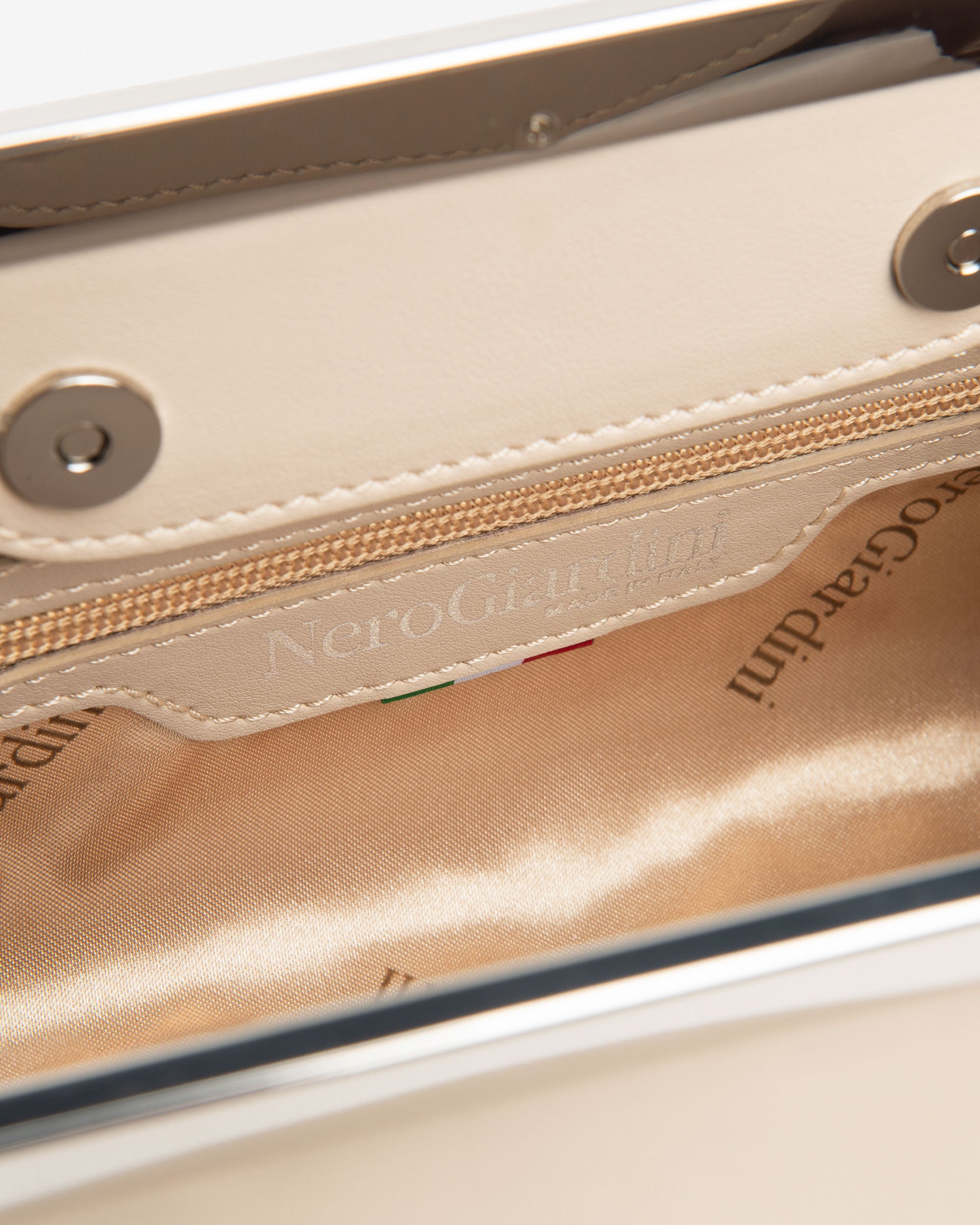 Damen-Clutch aus technischem Material
