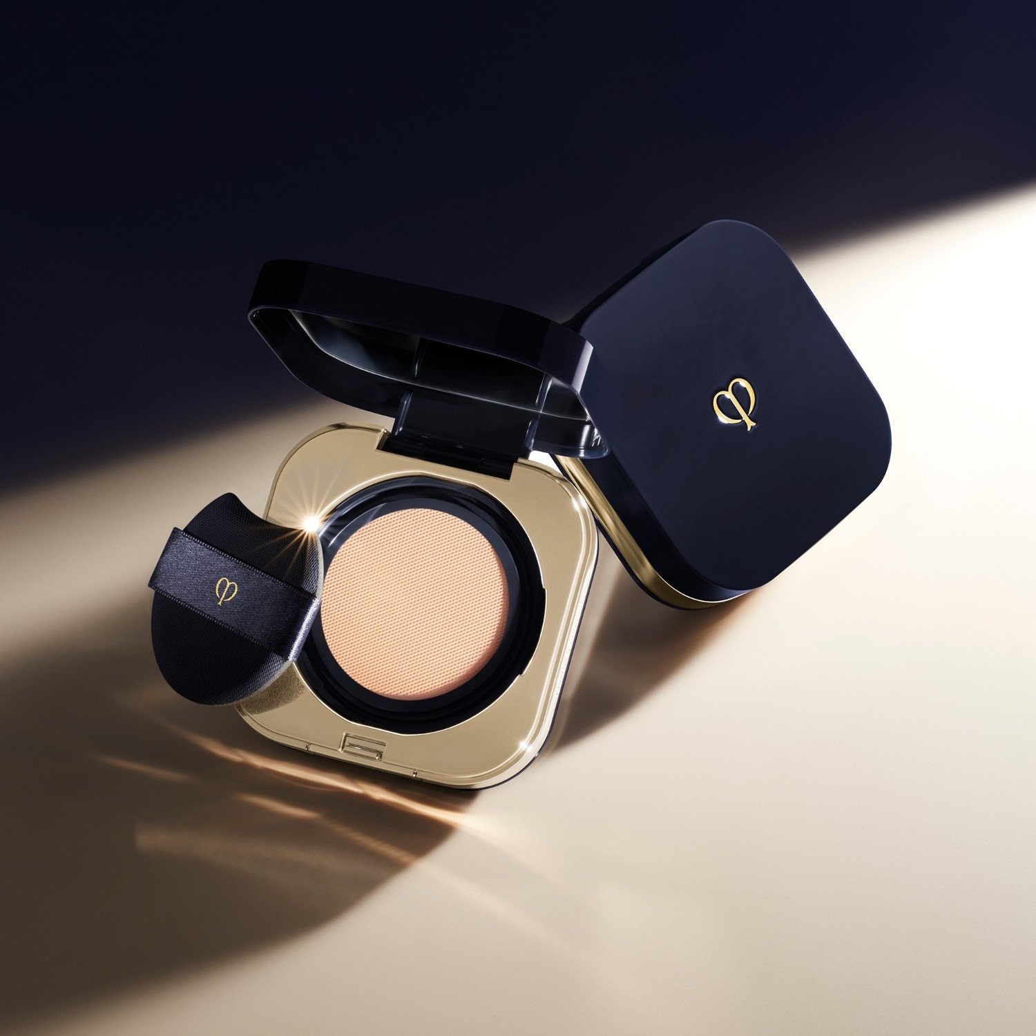 Clé de Peau Beauté Foundation Radiant Cushion Foundation Natural – 14 g