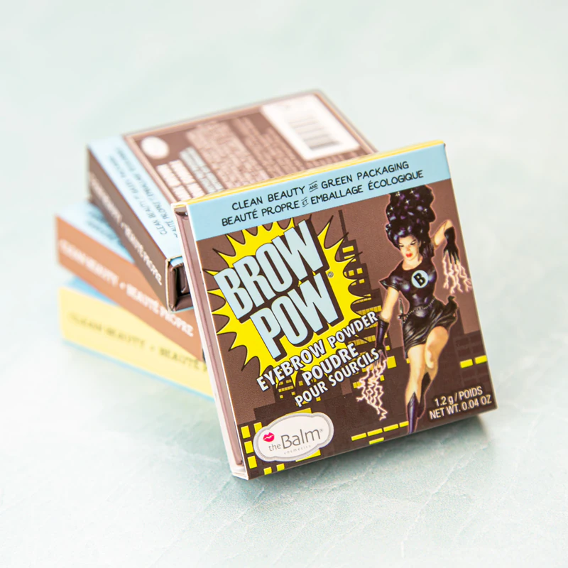 Pó para sobrancelhas theBalm Browpow® em uma prática caixa magnética